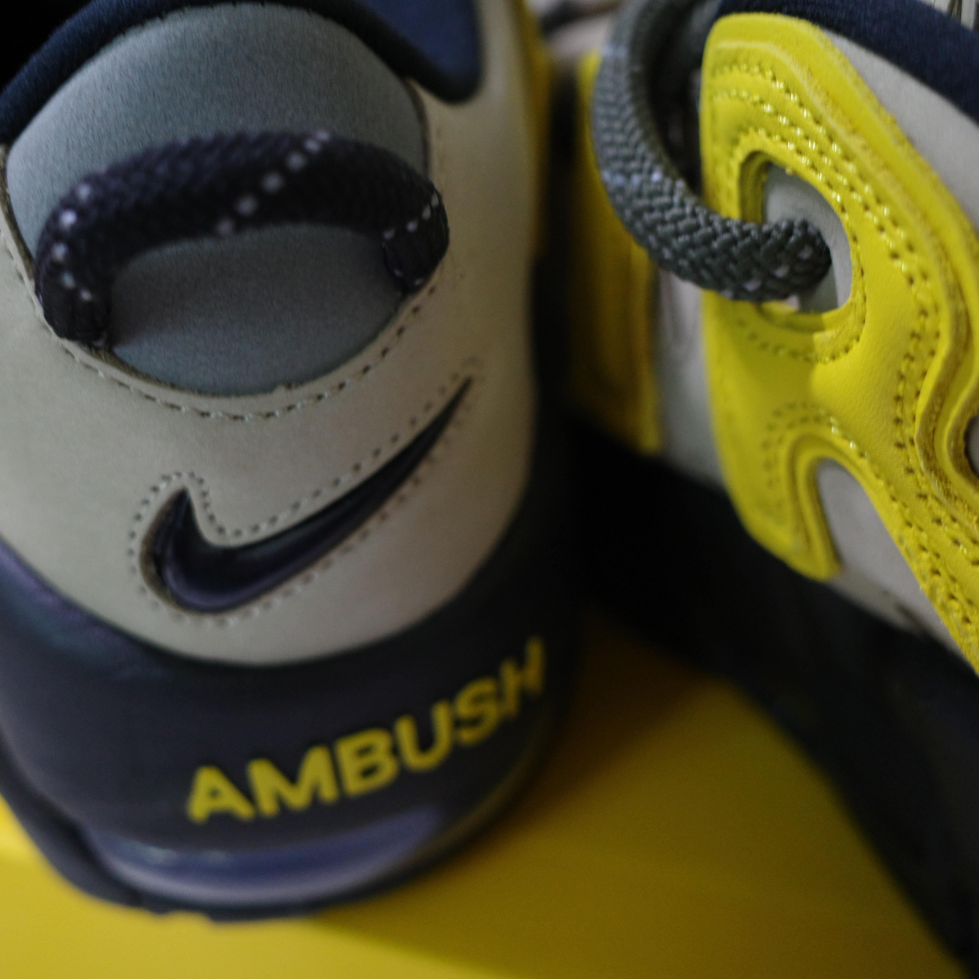 Nike x Ambush Air More Uptempo Low Vivid Sulfur and Limestone 착용 스타일 - 4