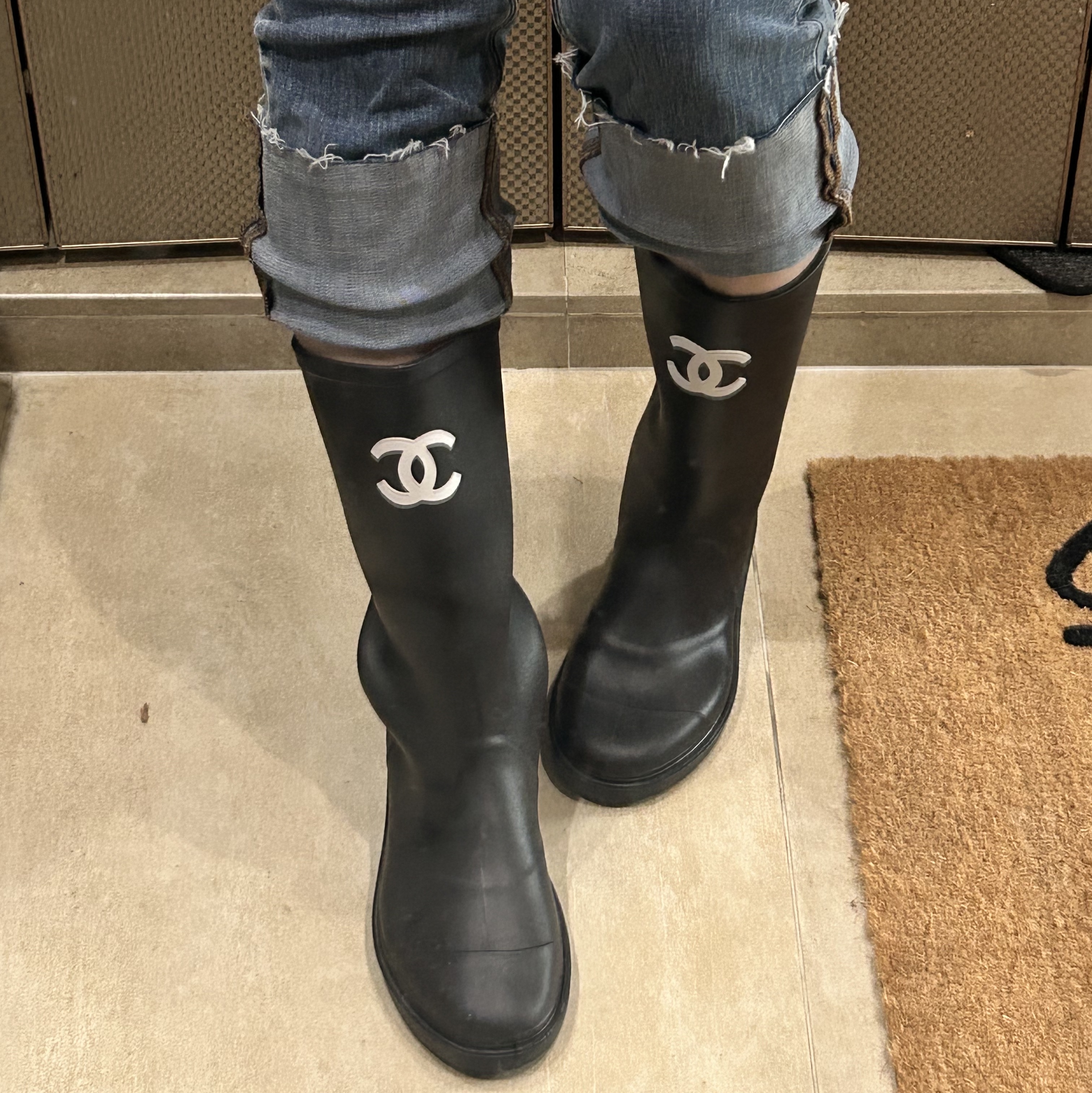 (W) Chanel Boots Caoutchouc & Black, Stussy Welcome Mat Cocoa 착용 스타일 - 1