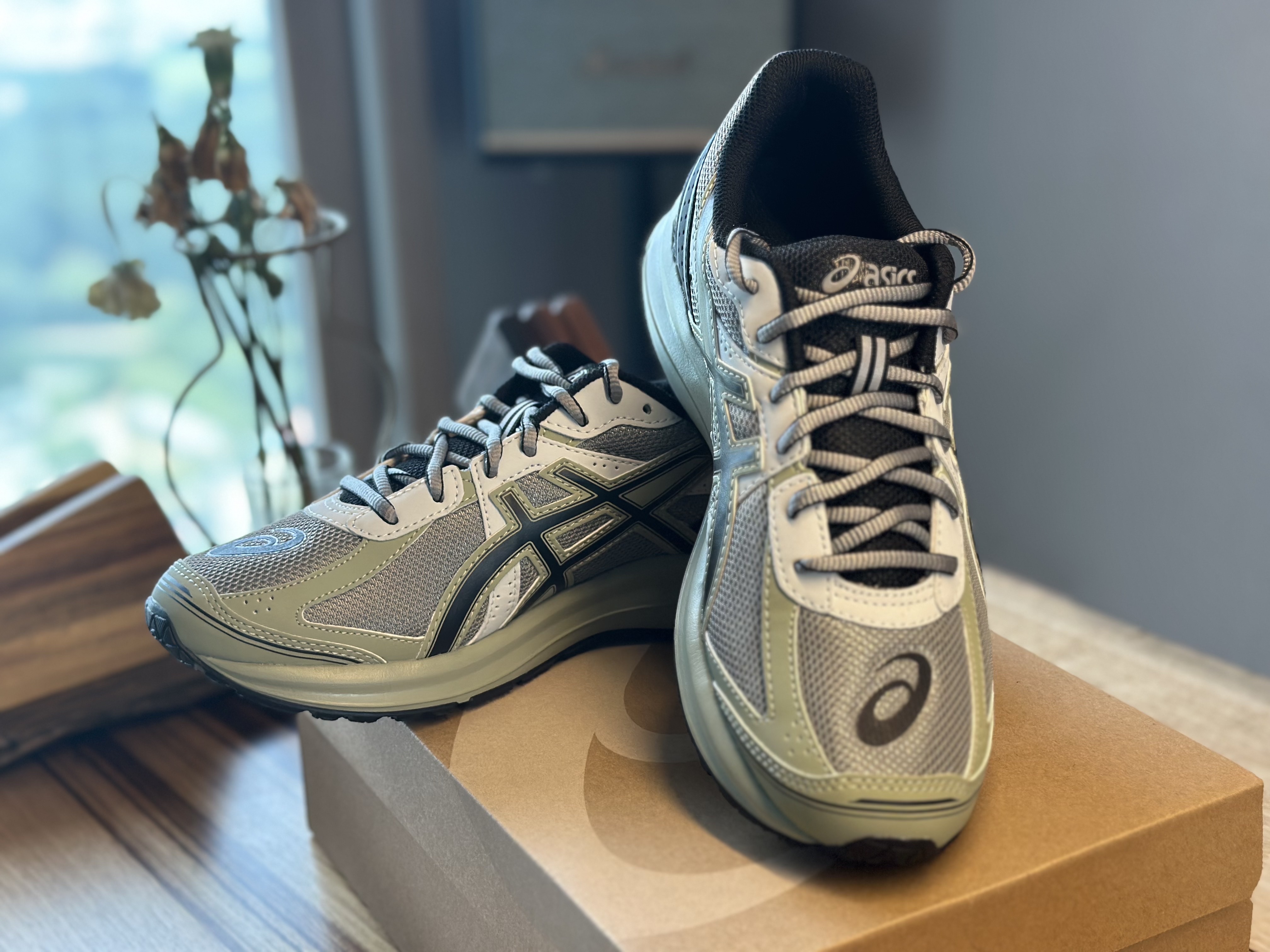 Asics Jog 100 S Sheet Rock - 2E Wide 착용 스타일 - 1