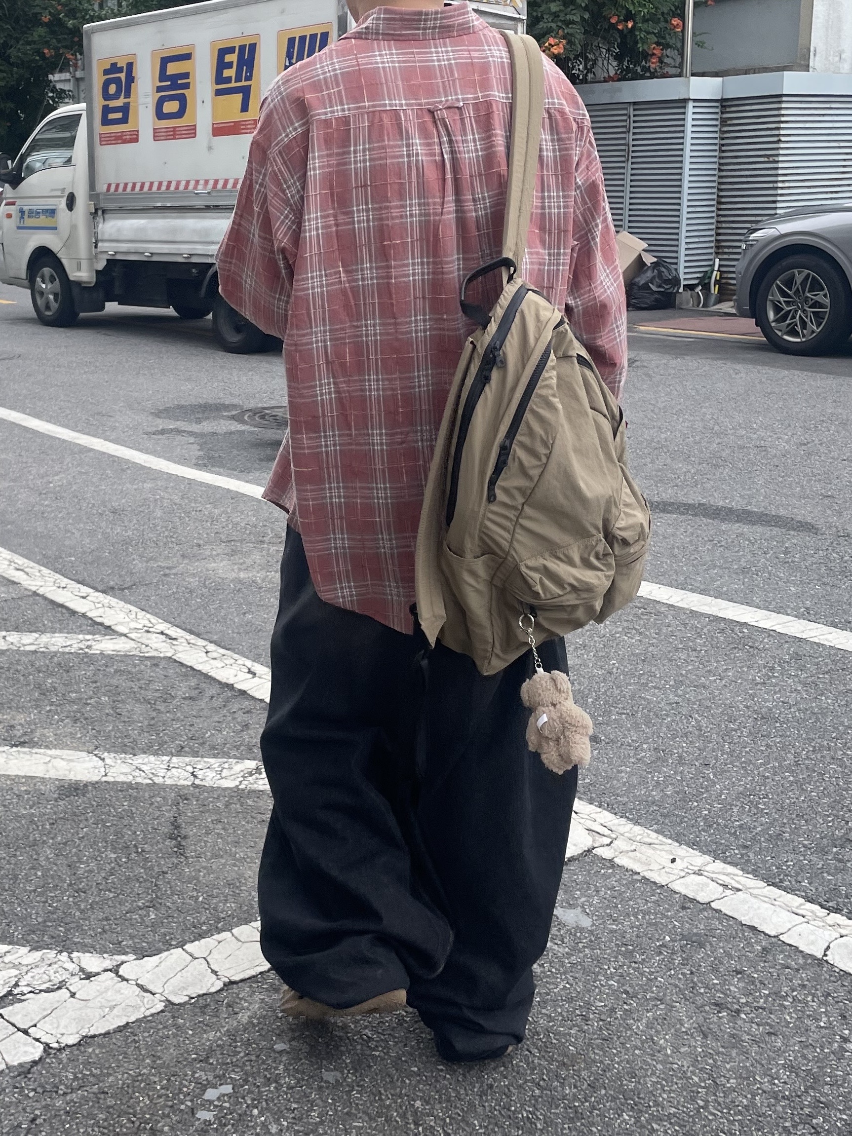 Adidas Yeezy Foam RNNR Clay Taupe 착용 스타일