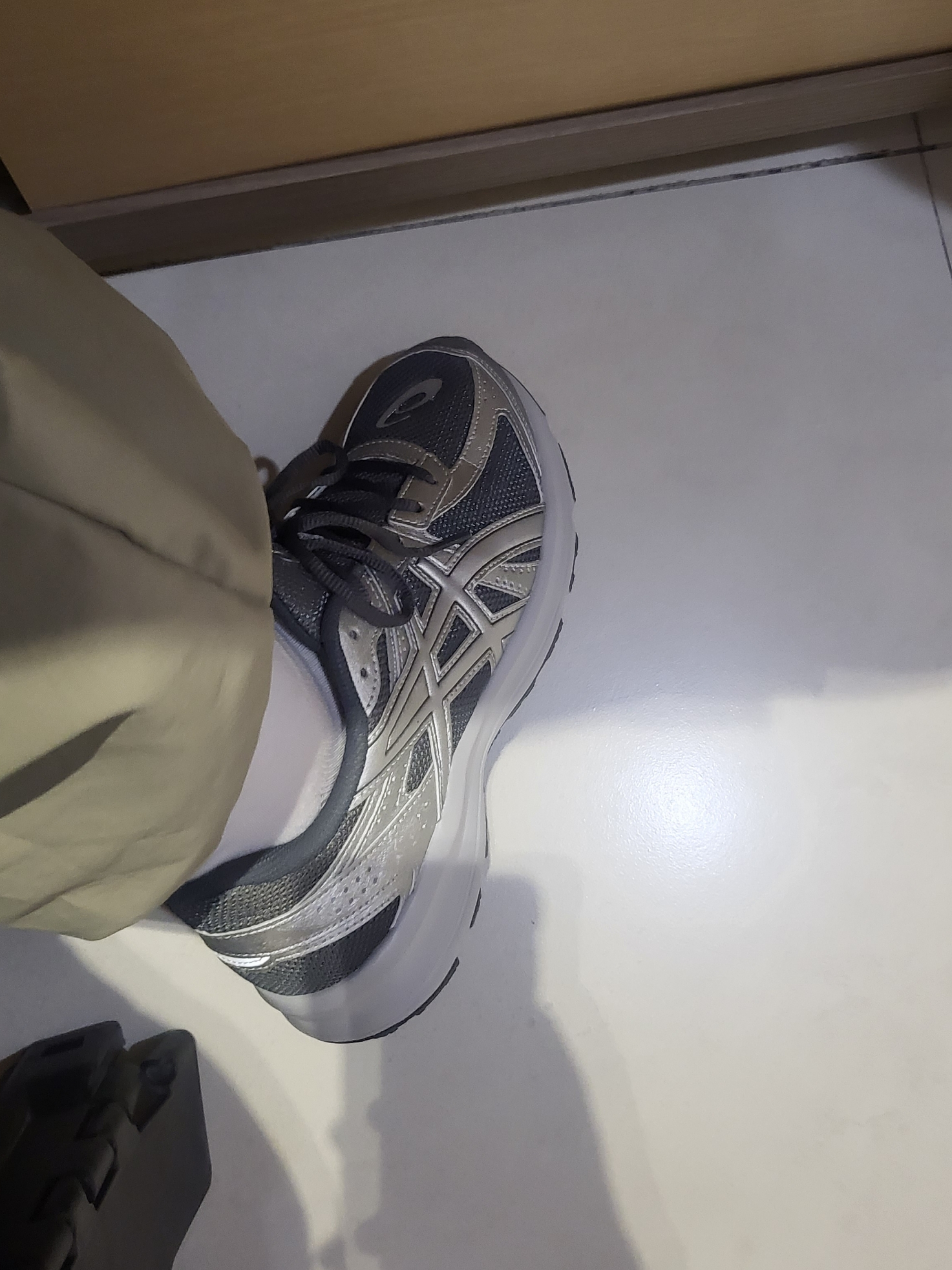 Asics Jog 100 S SMU Sheet Rock Pure Silver - 2E Wide 착용 스타일 - 2
