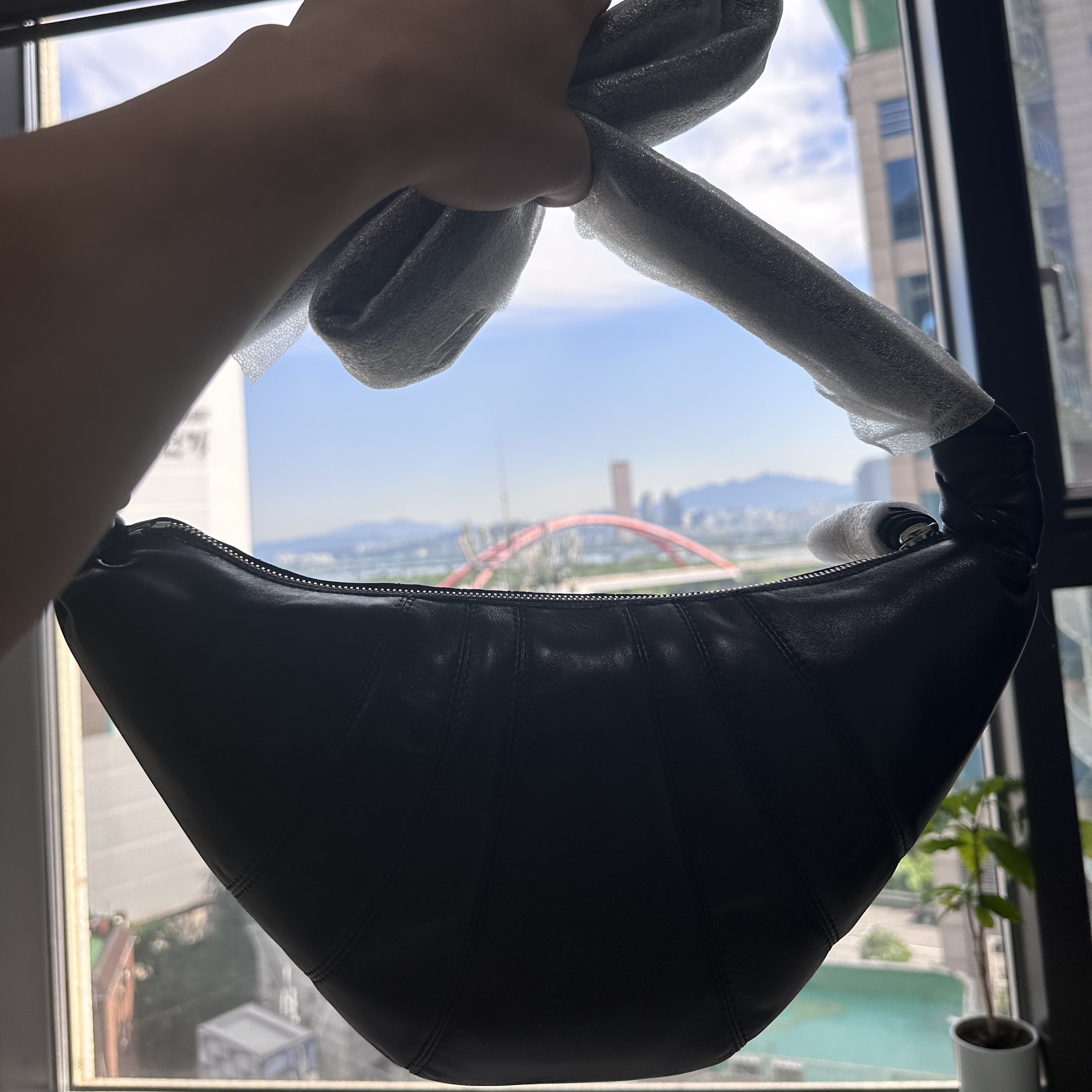 Lemaire Small Croissant Bag Soft Nappa Leather Black 착용 스타일 - 3