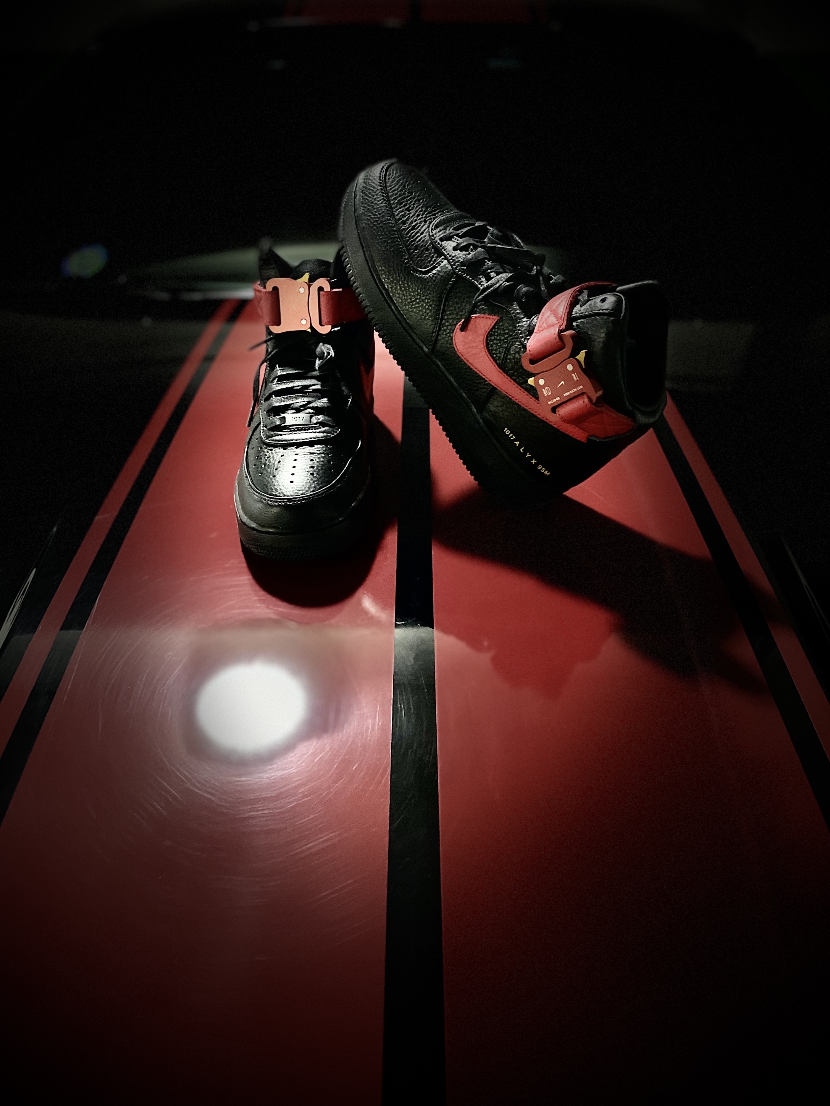 Nike x 1017 Alyx 9SM Air Force 1 High Black University Red 착용 스타일 - 2