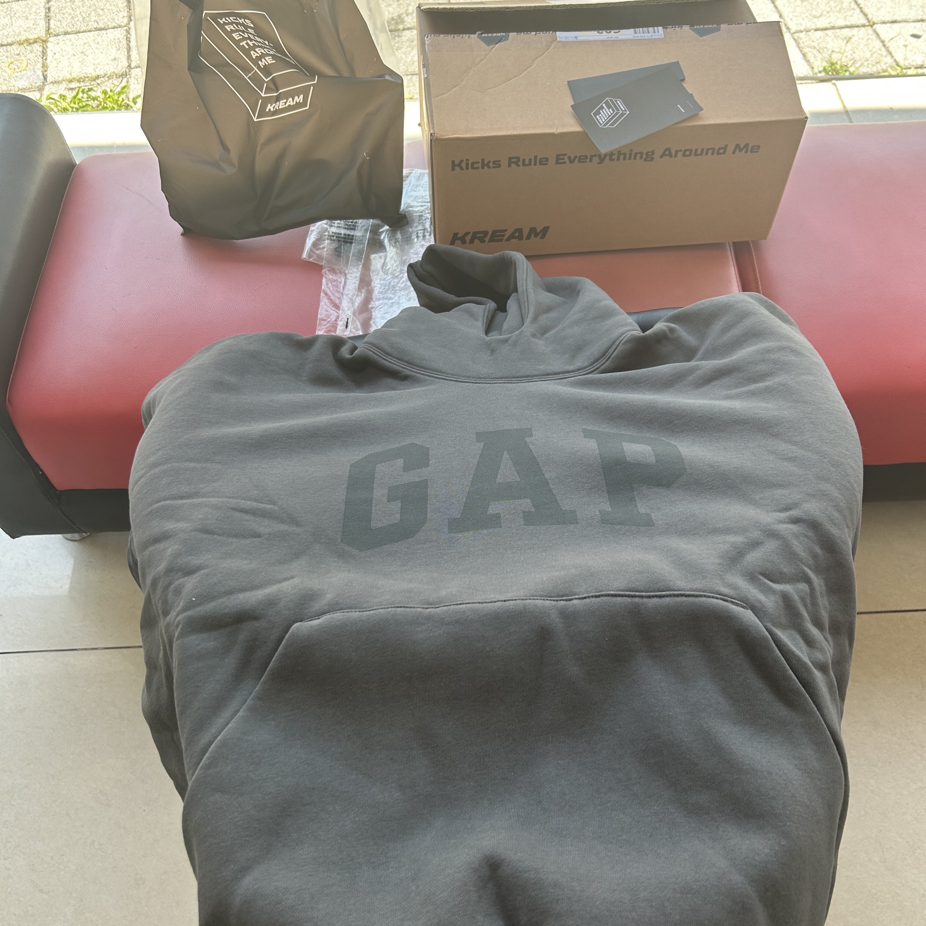 Yeezy Gap Engineered By Balenciaga Dove Hoodie Black 착용 스타일 - 2