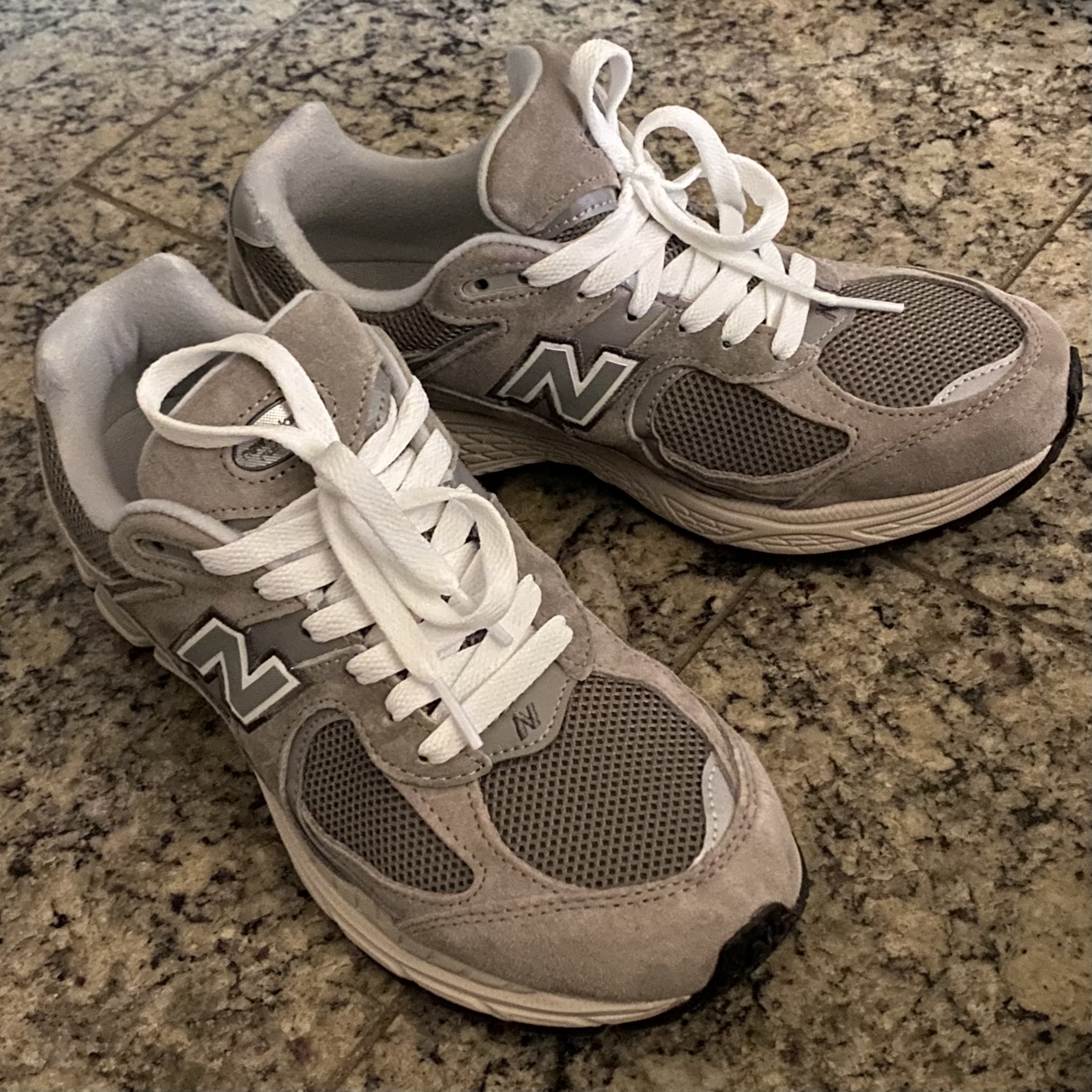 New Balance 2002R Grey 착용 스타일