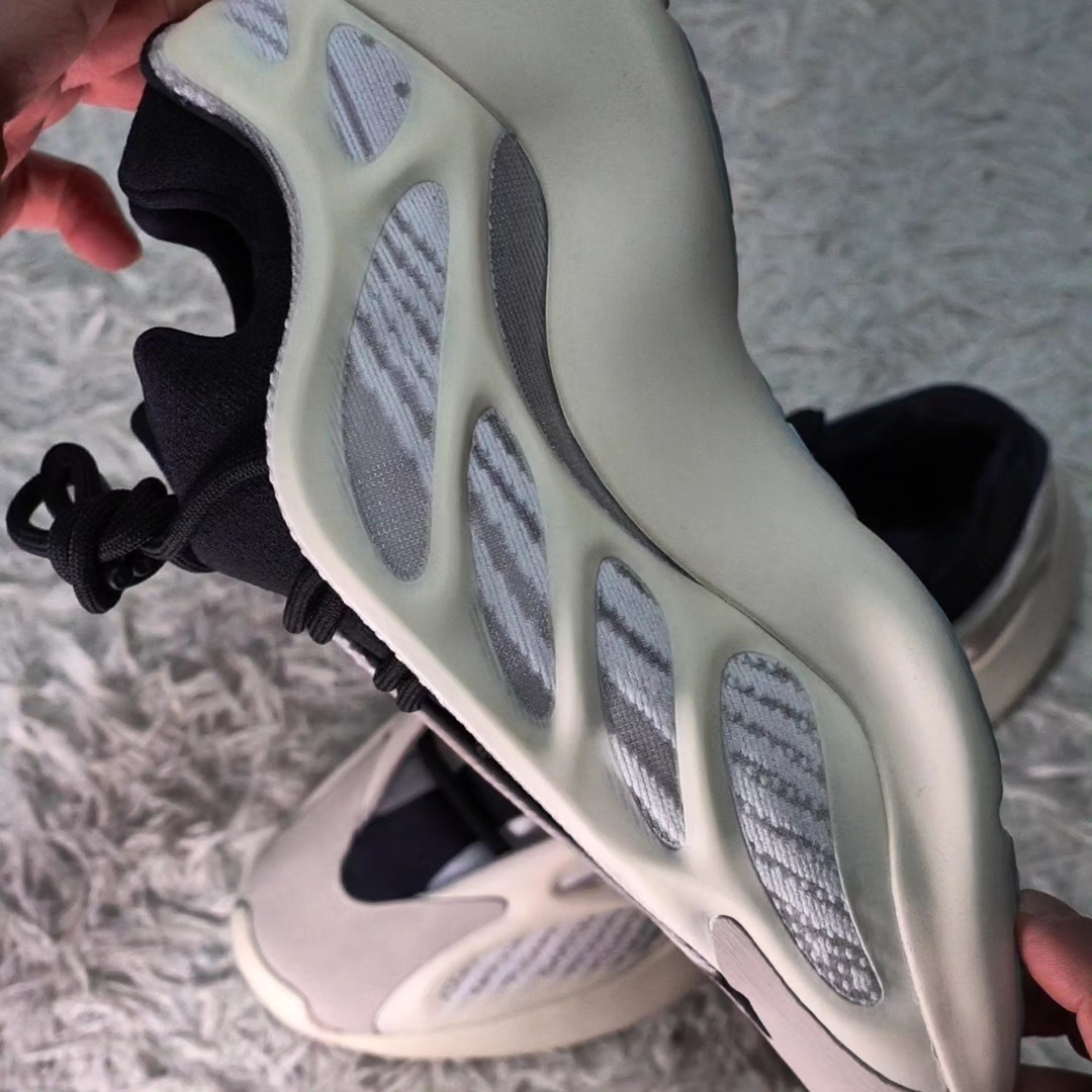 Adidas Yeezy 700 V3 Azael 2022/2023, Adidas Yeezy 700 V3 Azael 2019 착용 스타일 - 2