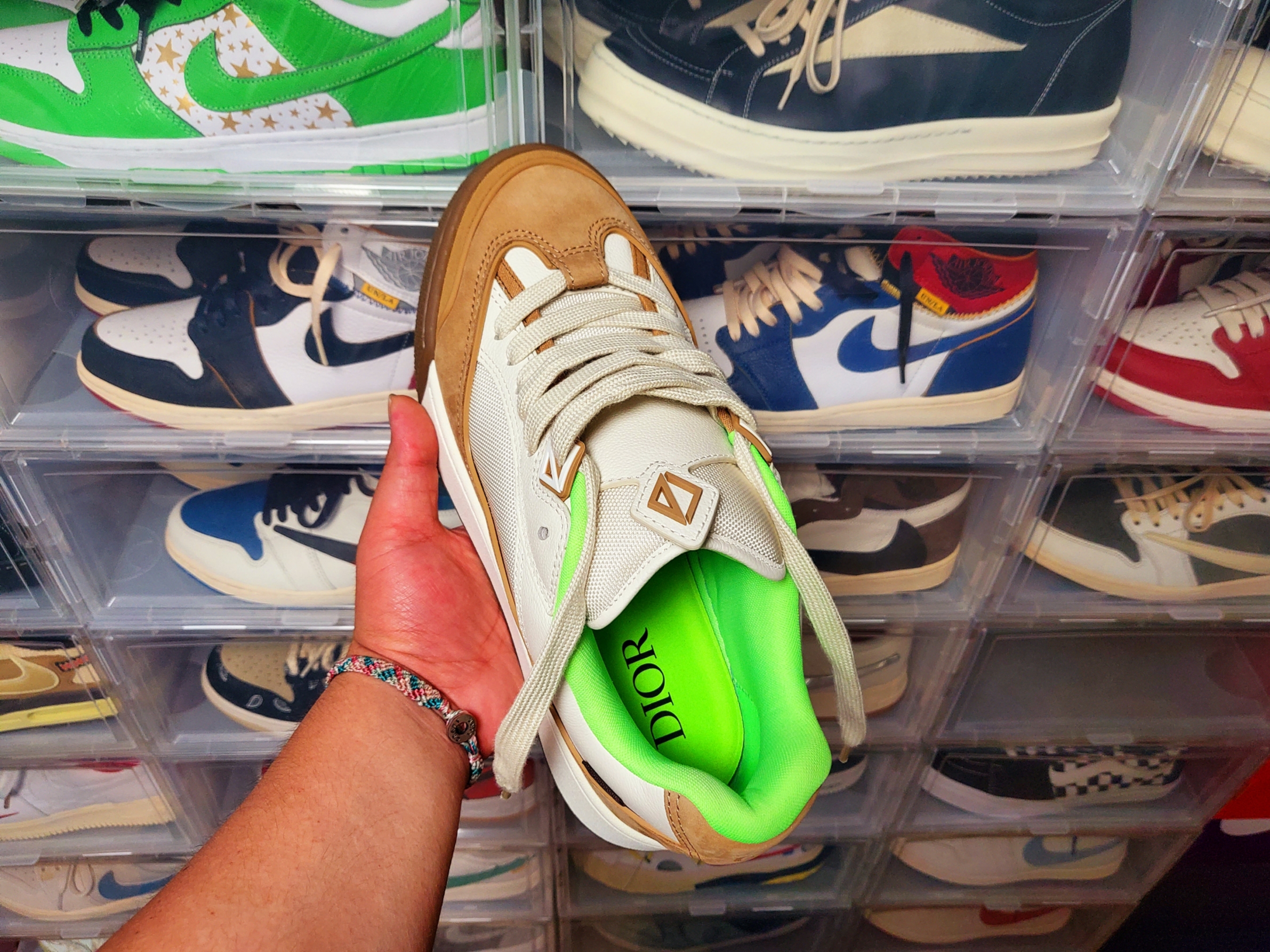 Dior x Cactus Jack B713 Sneakers Cream Coffee 착용 스타일 - 3