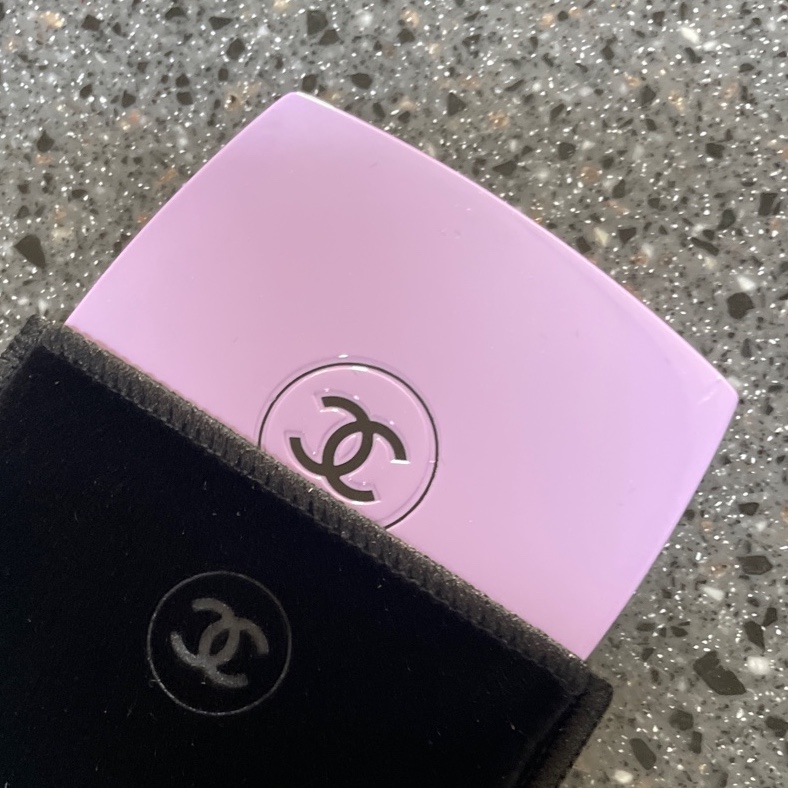 Chanel Codes Couleur Limited Edition Miroir Double Facettes 135 Immortelle 착용 스타일