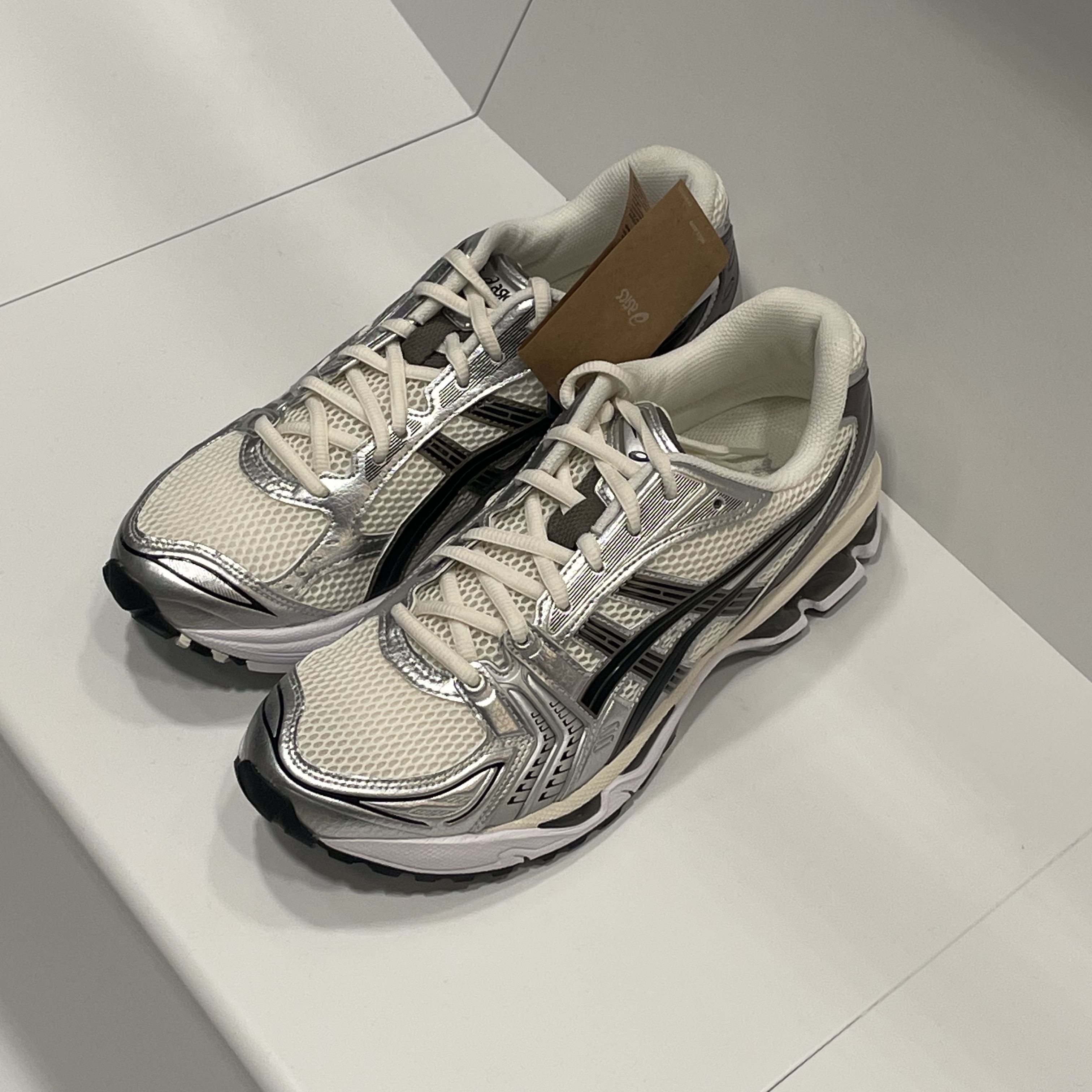 Asics Gel-Kayano 14 Cream Black 착용 스타일