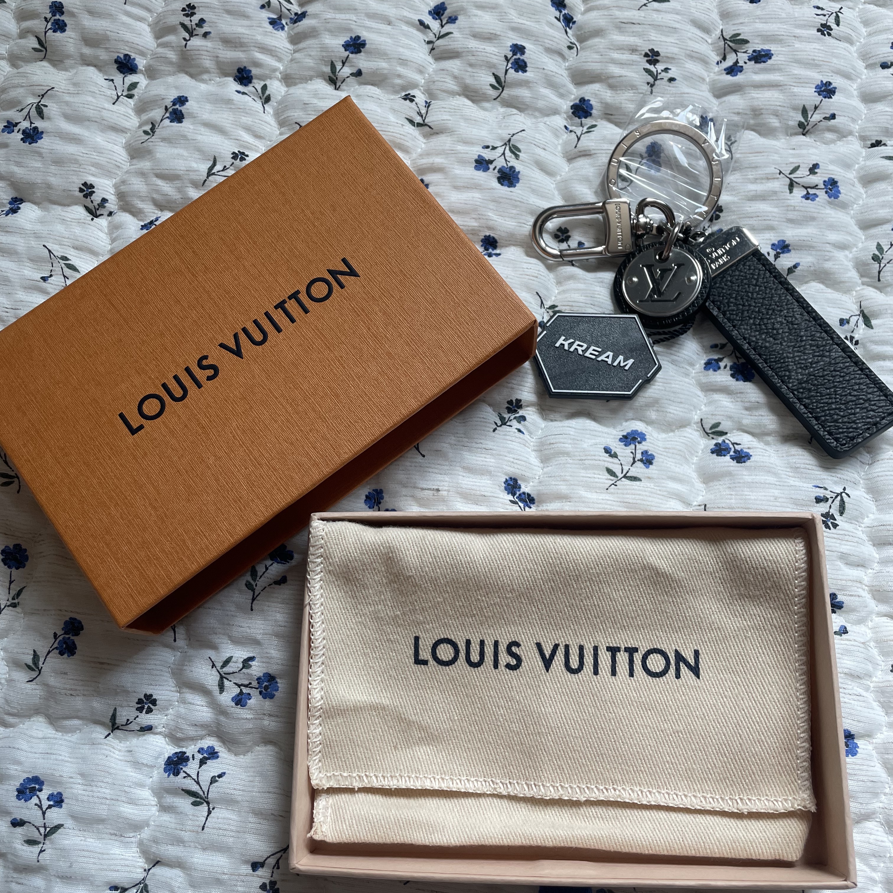 Louis Vuitton Neo LV Club Bag Charm and Key Holder Monogram Eclipse 착용 스타일