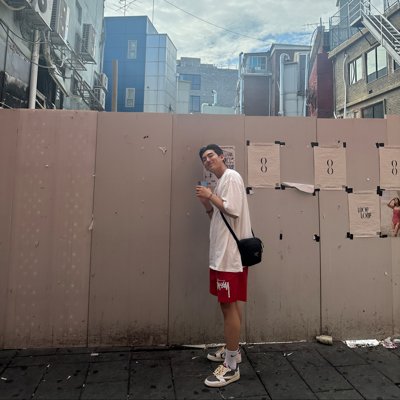 Nike x Stussy Water Shorts Habanero Red, Jordan 1 x Travis Scott Retro Low OG SP Sail and Ridgerock 착용 스타일