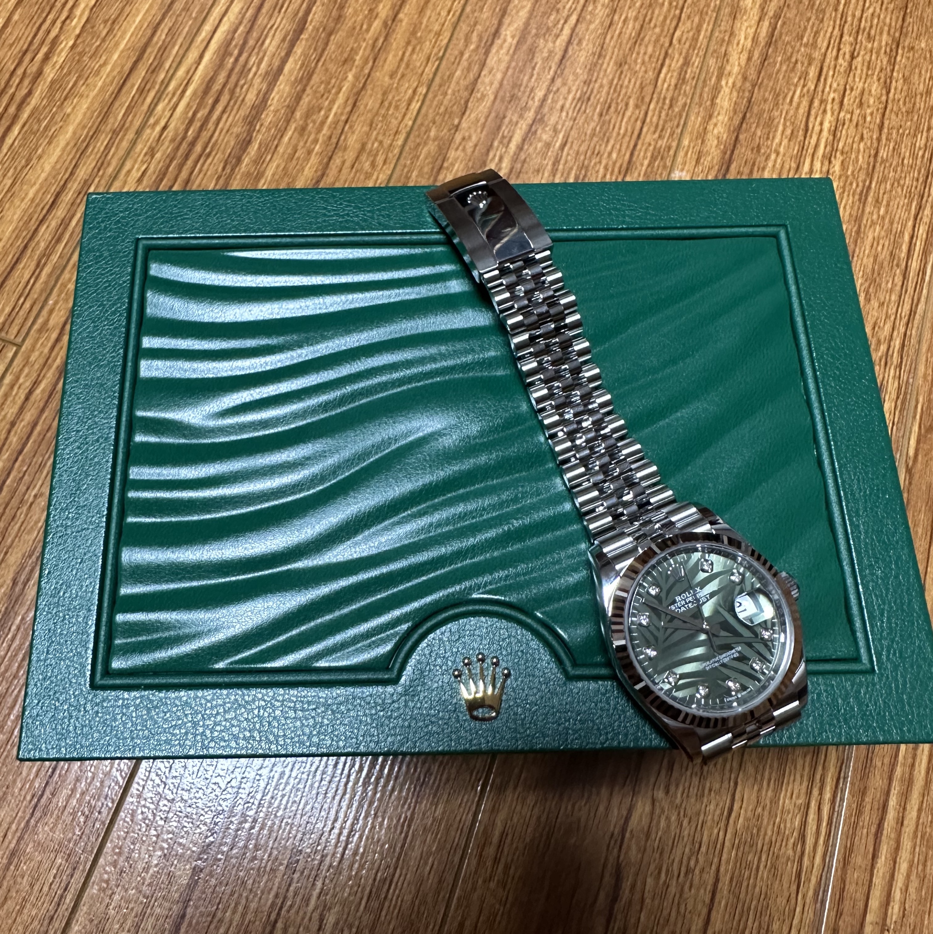 Rolex Datejust 36mm 126234 Palm Motif Olive Green Diamond-Set Jubilee 착용 스타일