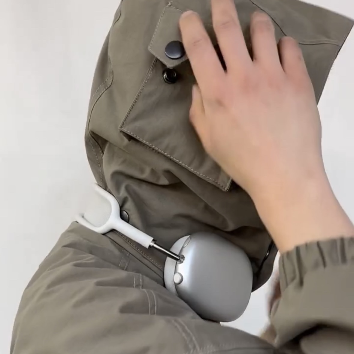 Full of Ssun Multi Pocket Hood Jacket Light Khaki, Apple AirPods Max Lightning Silver (Korean Ver.) 착용 스타일 - 2