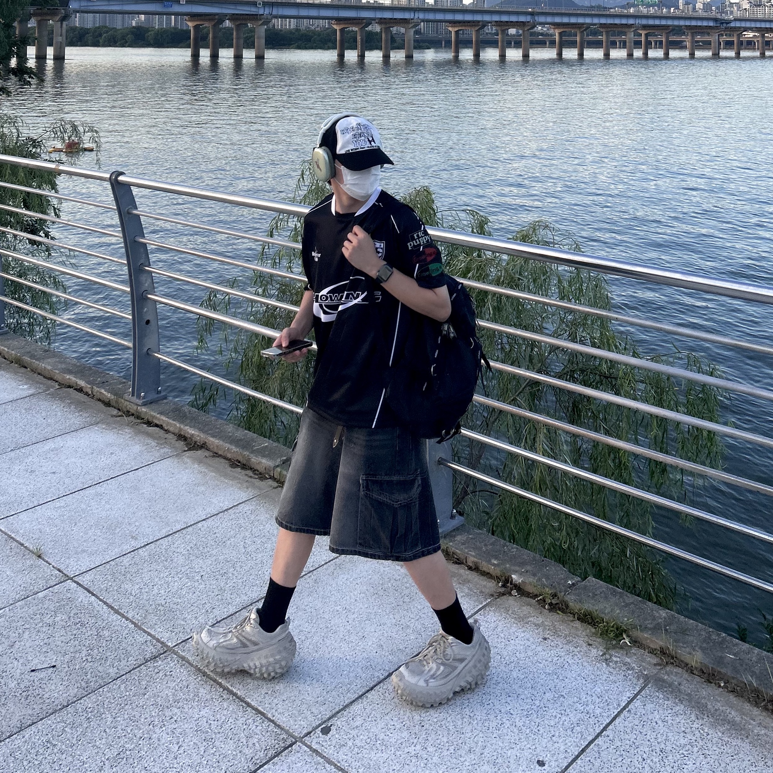 Balenciaga Defender Sneakers Beige, Apple AirPods Max Lightning Silver (Korean Ver.) 착용 스타일 - 3