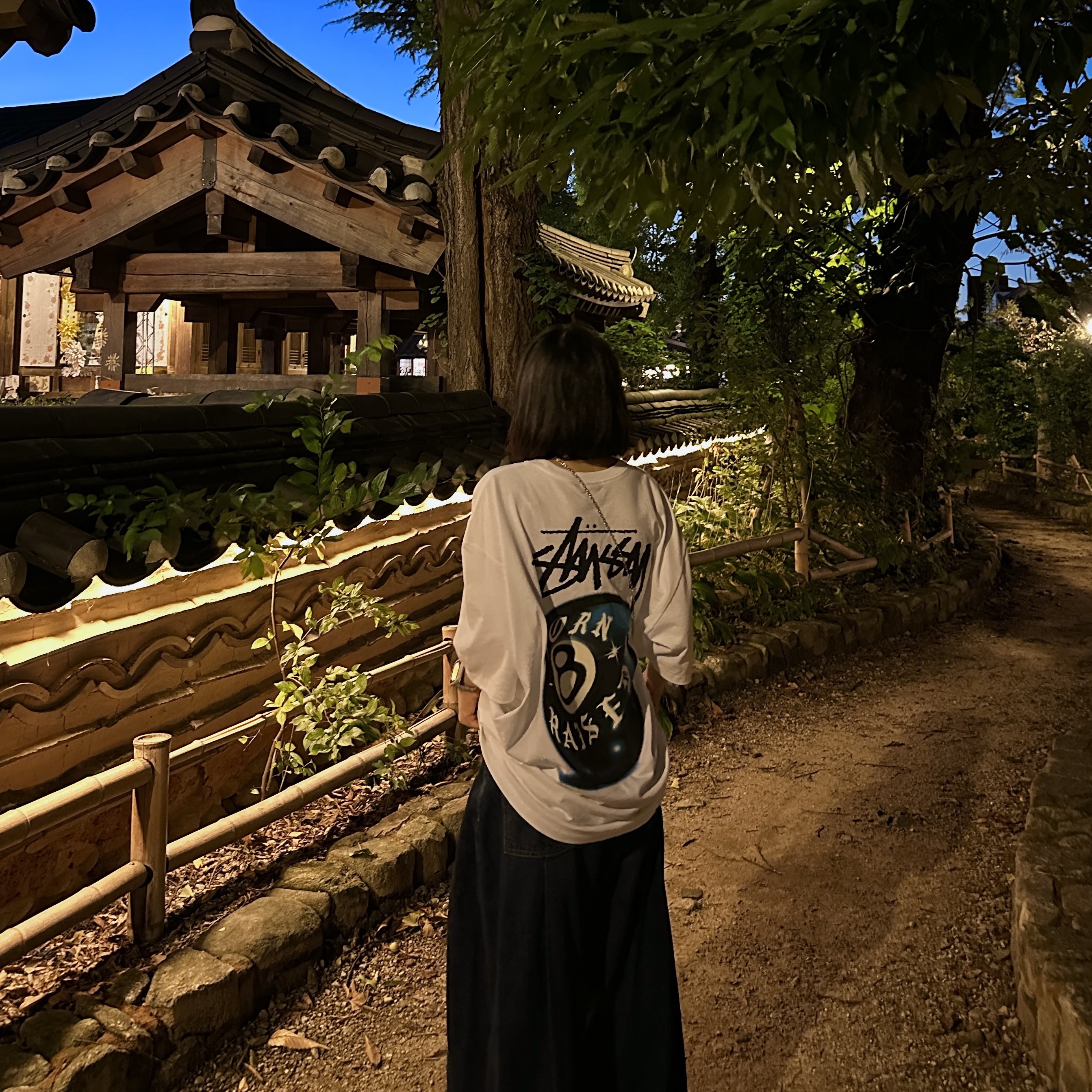 Stussy x Born X Raised 8 Ball T-Shirt White, Zara x Ader Error Wide Leg Jeans Blue 착용 스타일 - 3