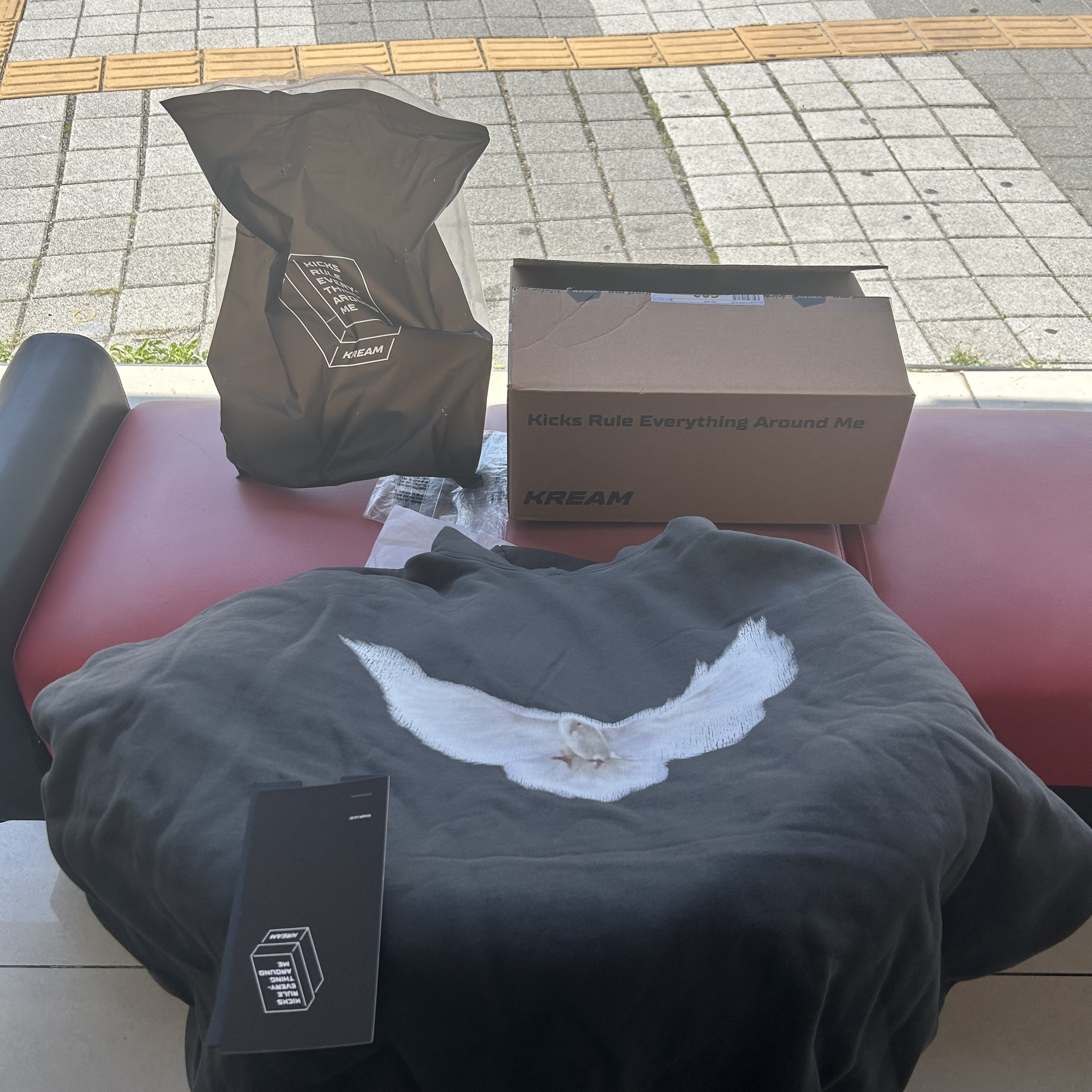 Yeezy Gap Engineered By Balenciaga Dove Hoodie Black 착용 스타일 - 1