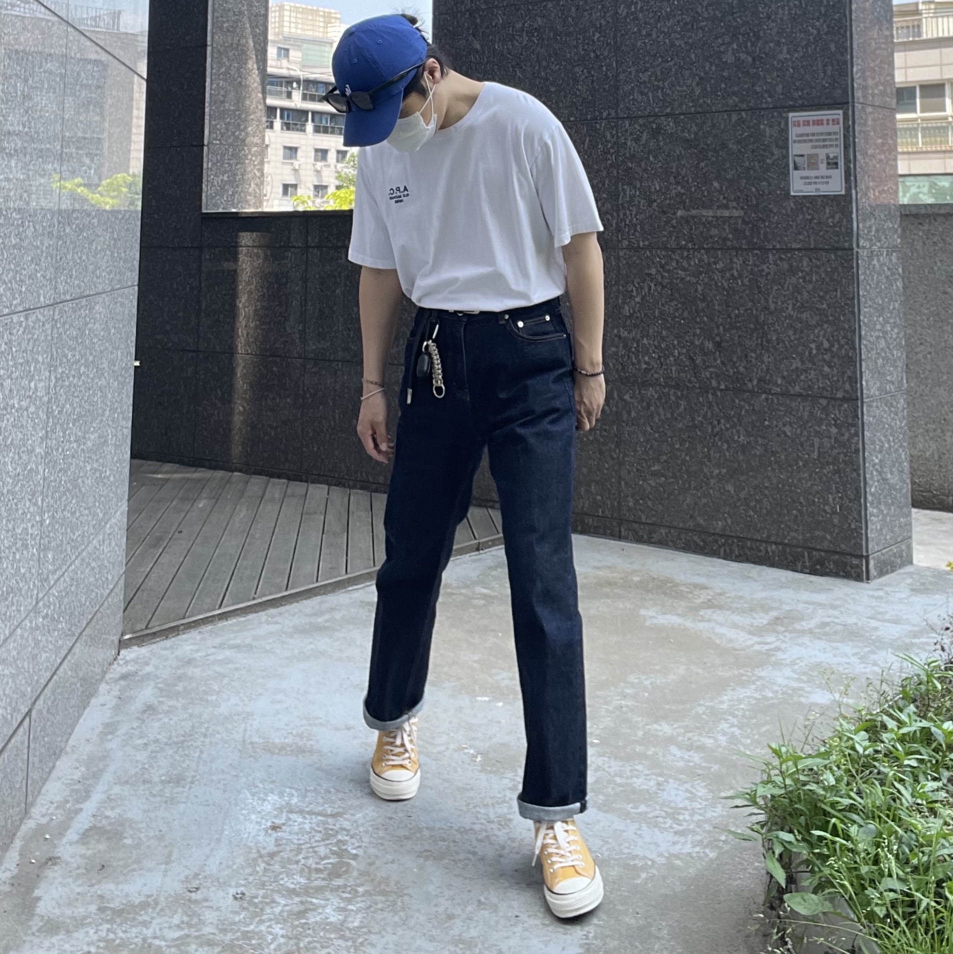 Converse Chuck 70 Ox Vintage Canvas Sunflower, A.P.C. Raymond T-Shirt White 착용 스타일 - 3