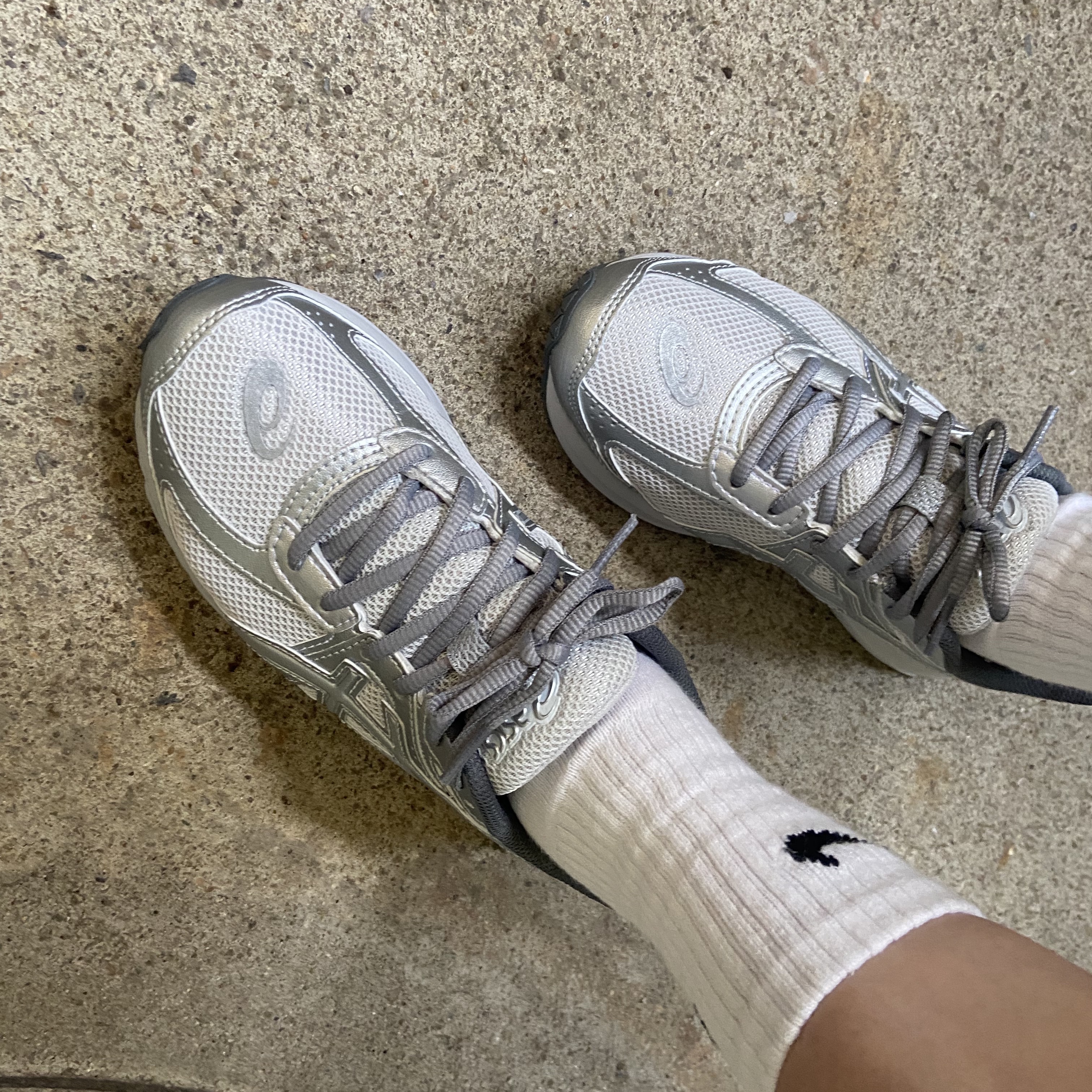 Asics Jog 100 S SMU Glacier Grey Pure Silver - 2E Wide 착용 스타일