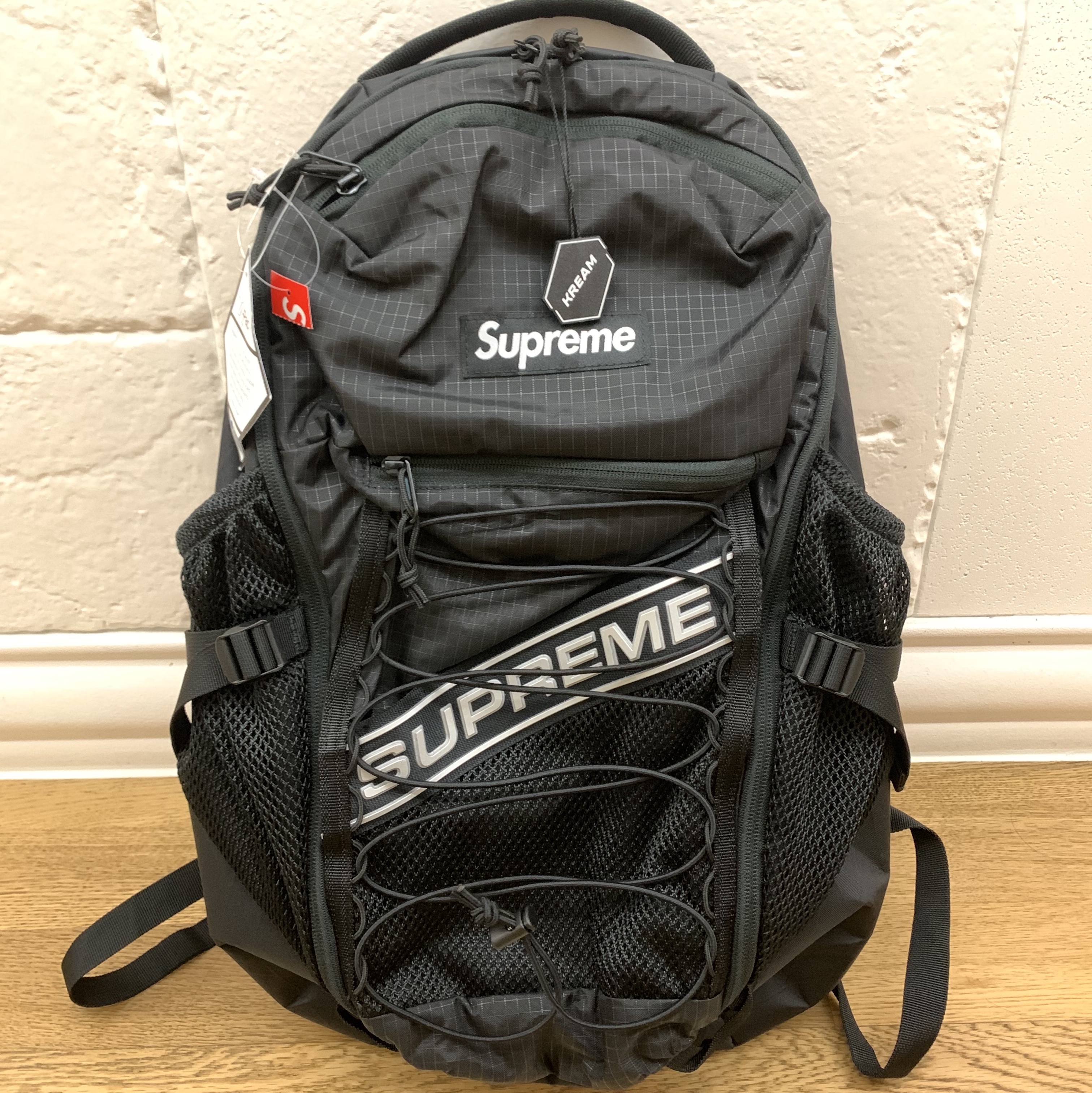 Supreme Backpack Black - 23FW 착용 스타일