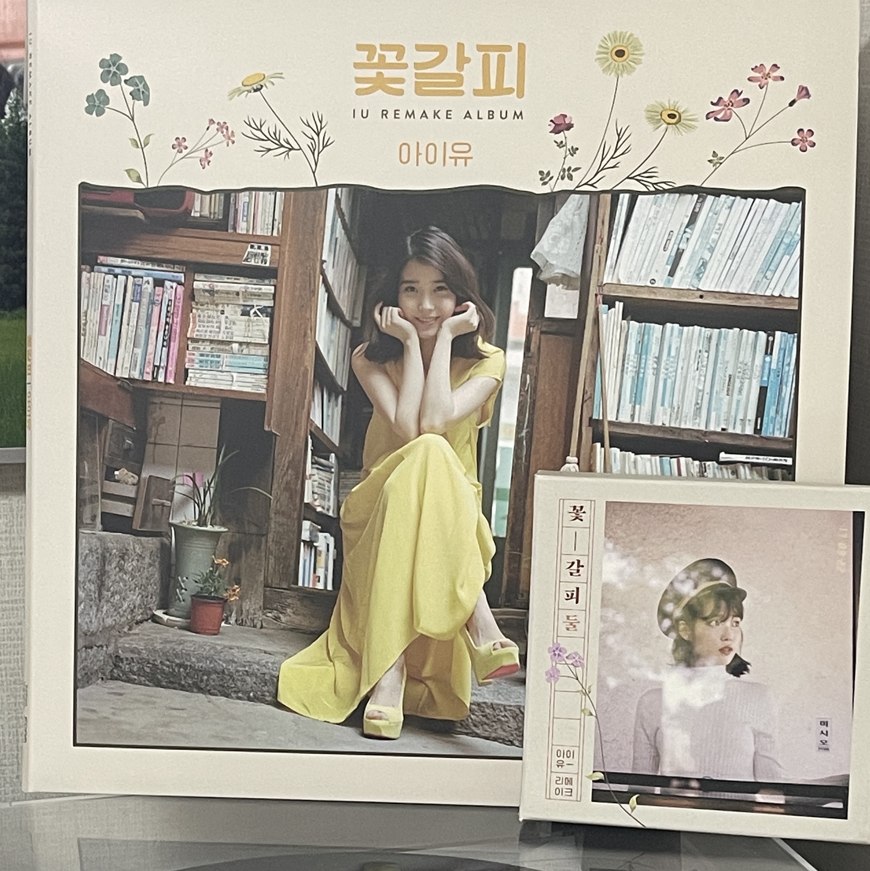 IU Remake Album A Flower Bookmark (Edam Ver.) LP 착용 스타일