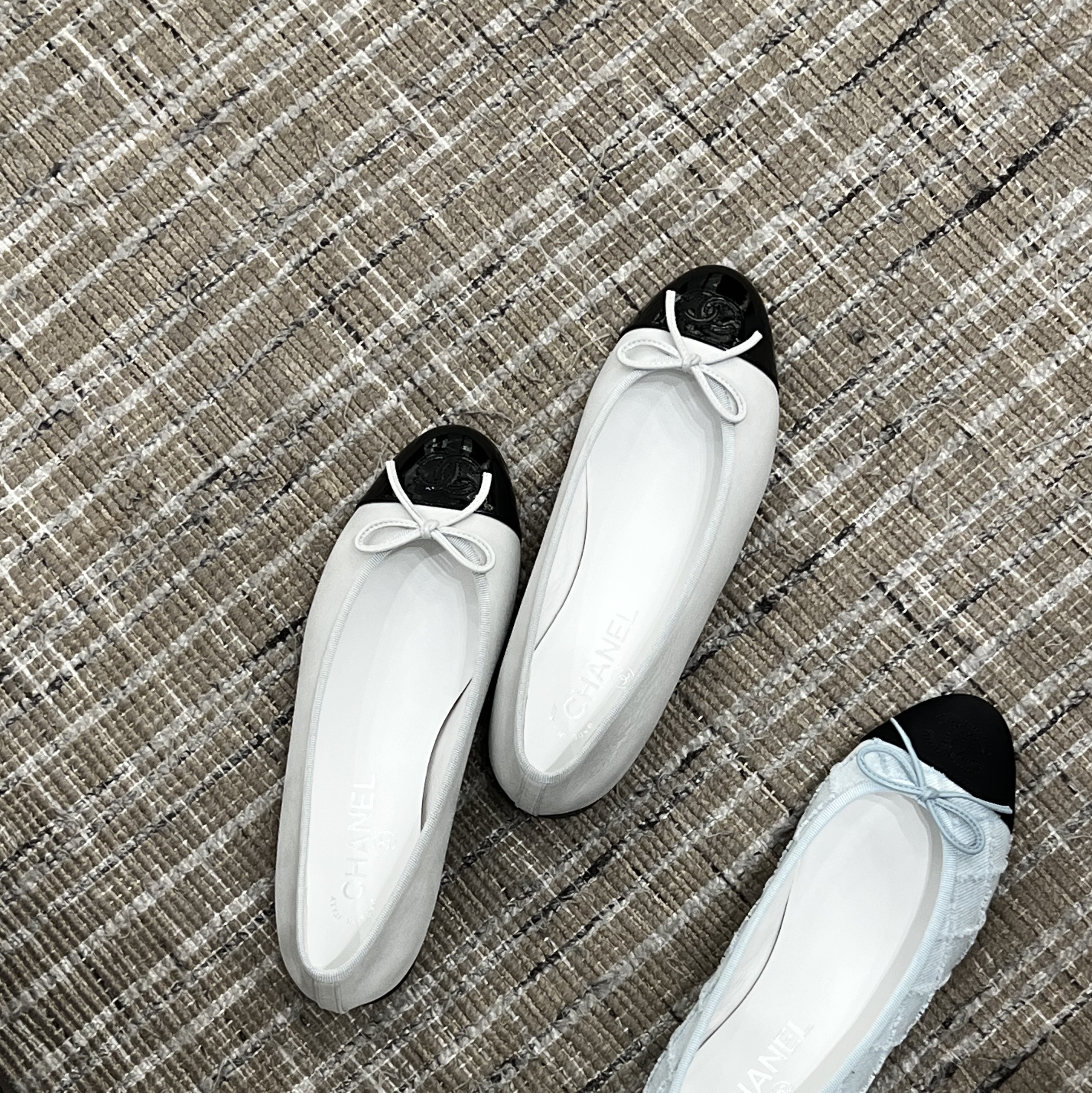 (W) Chanel Ballerina Flat Shiny Goatskin Patent Calfskin & Light Grey Black, (W) Chanel Ballerina Flat Embroidered Denim Grosgrain & Blue Black 착용 스타일 - 3