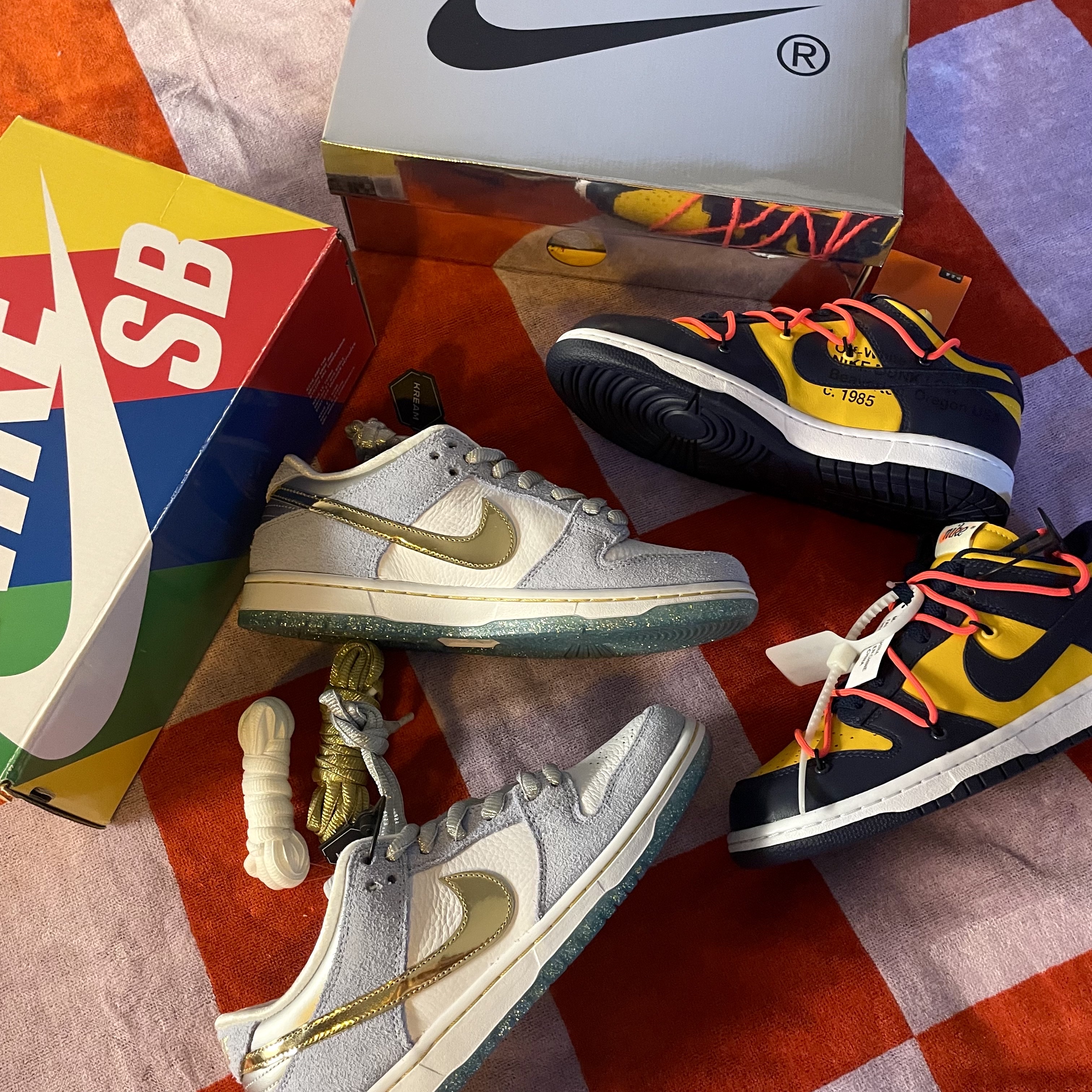 Nike x Off-White Dunk Low University Gold Midnight Navy, Nike x Sean Cliver SB Dunk Low Holiday Special 착용 스타일