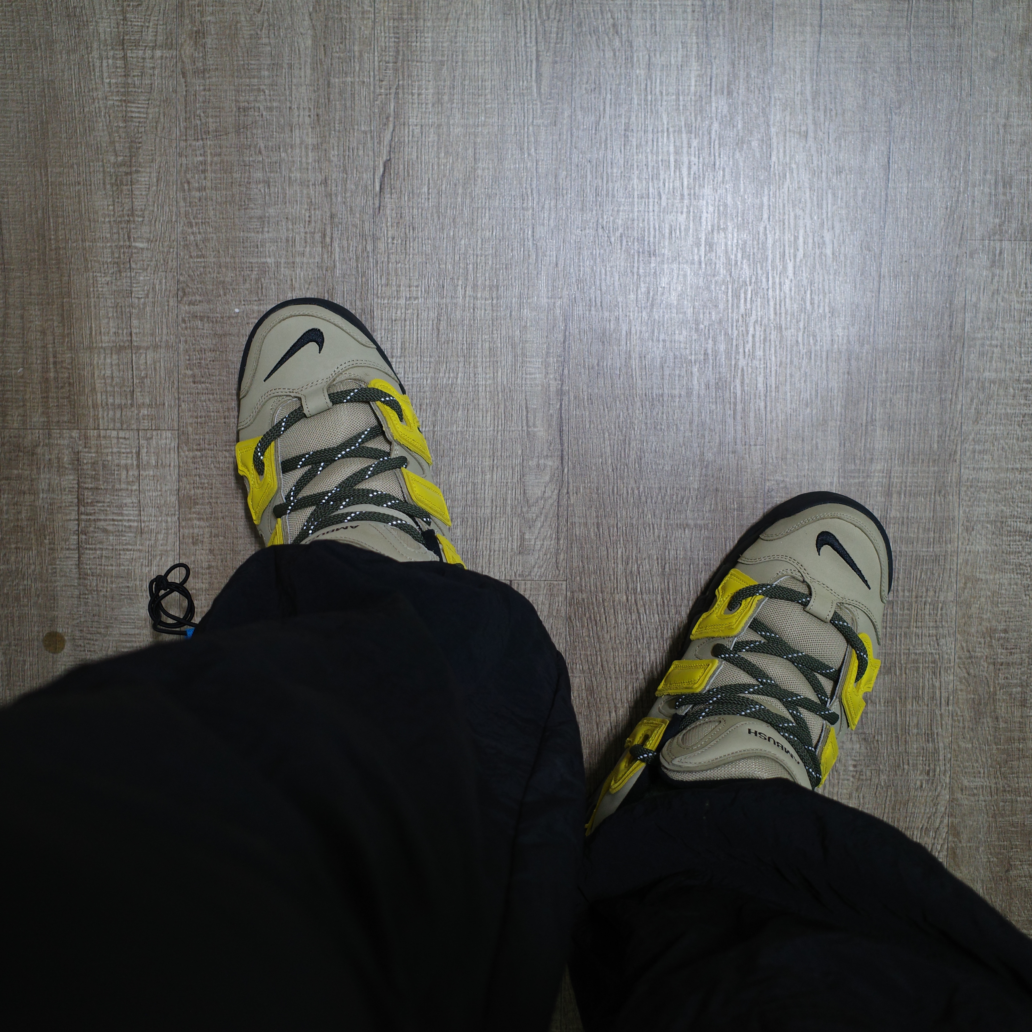 Nike x Ambush Air More Uptempo Low Vivid Sulfur and Limestone 착용 스타일 - 5