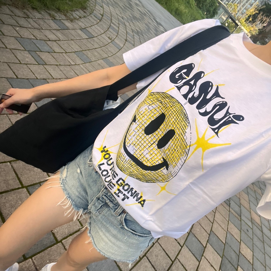 (W) Ganni Yellow Smiley Relaxed T-Shirt Bright White 착용 스타일
