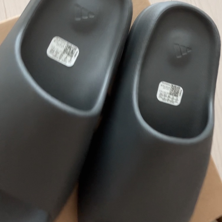 Adidas Yeezy Slide Granite 착용 스타일