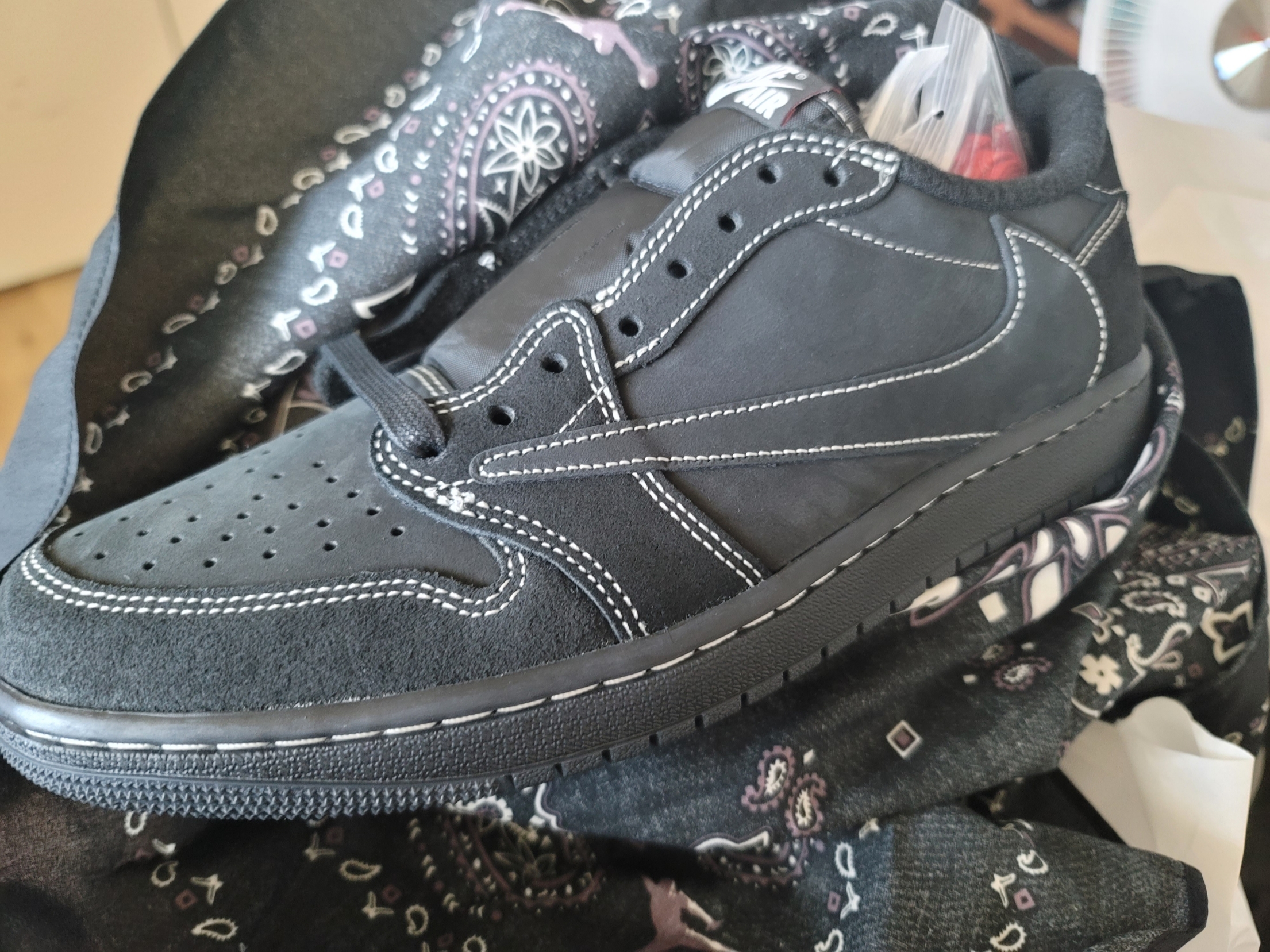 Jordan 1 x Travis Scott Retro Low OG SP Black Phantom 착용 스타일