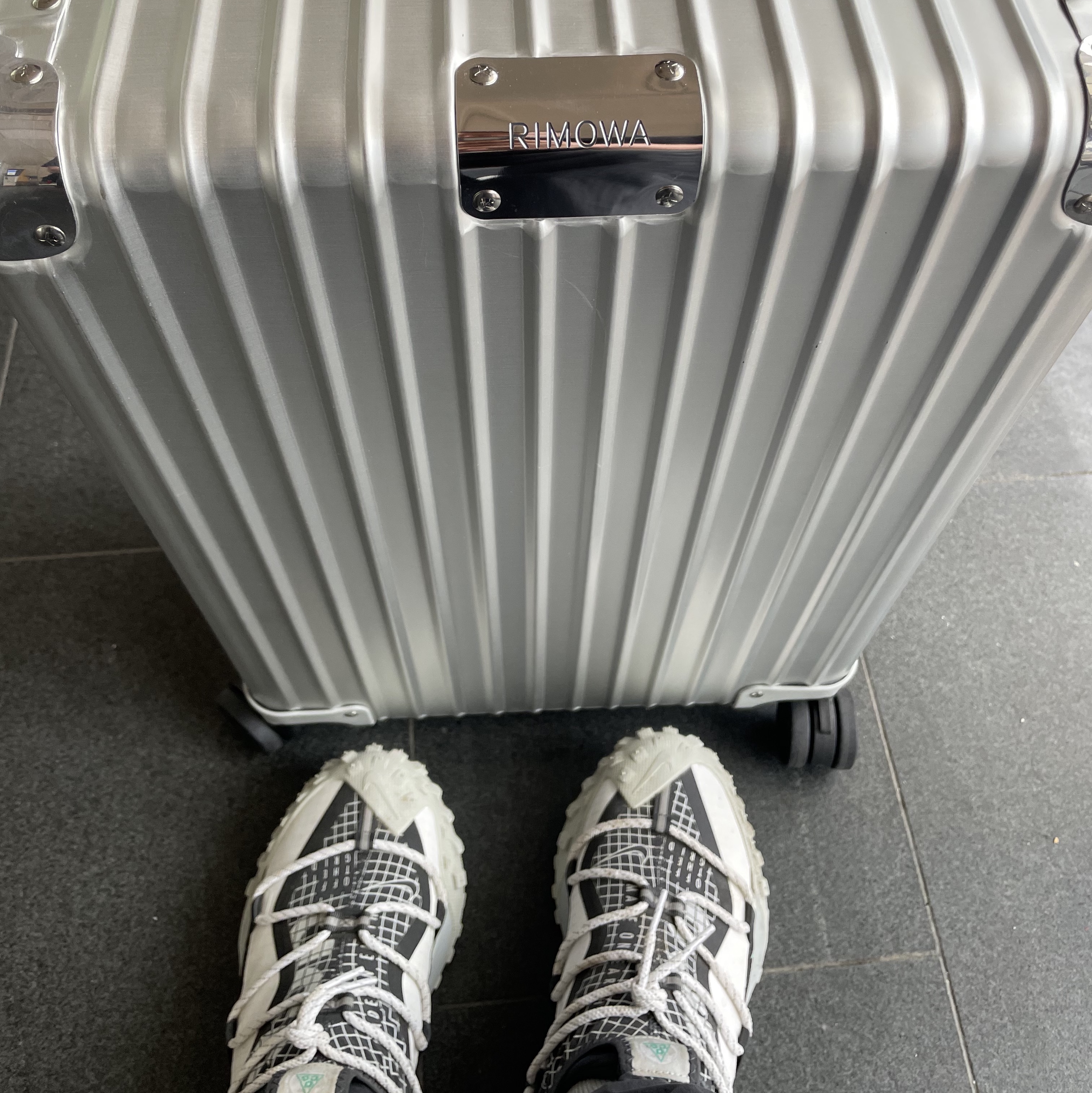 Nike ACG Mountain Fly Low SE White and Black 착용 스타일