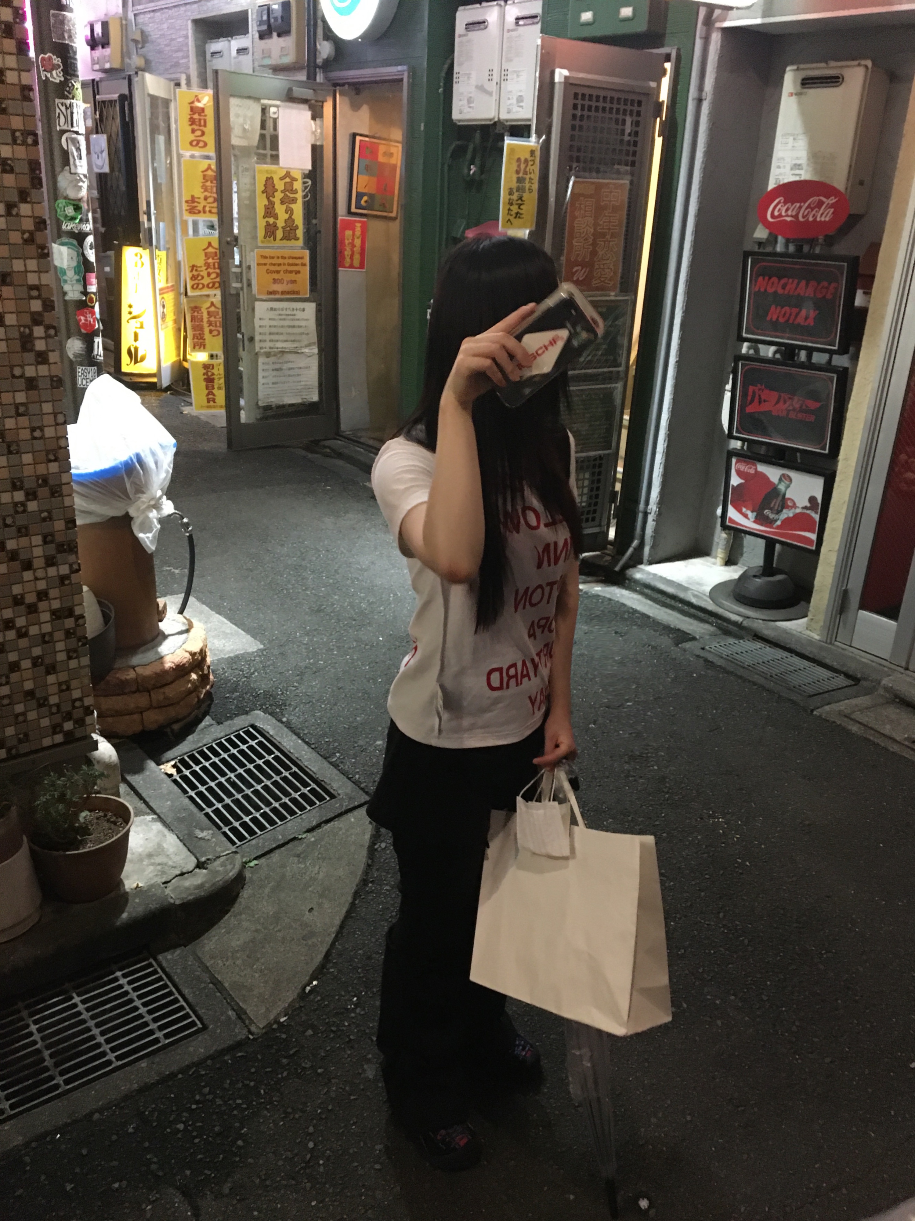 [KREAM 단독] Safarispot Women 1/2 Highway Inn T-Shirt White Red, Mischief Rhombus Backpack Pink Grey 착용 스타일 - 1
