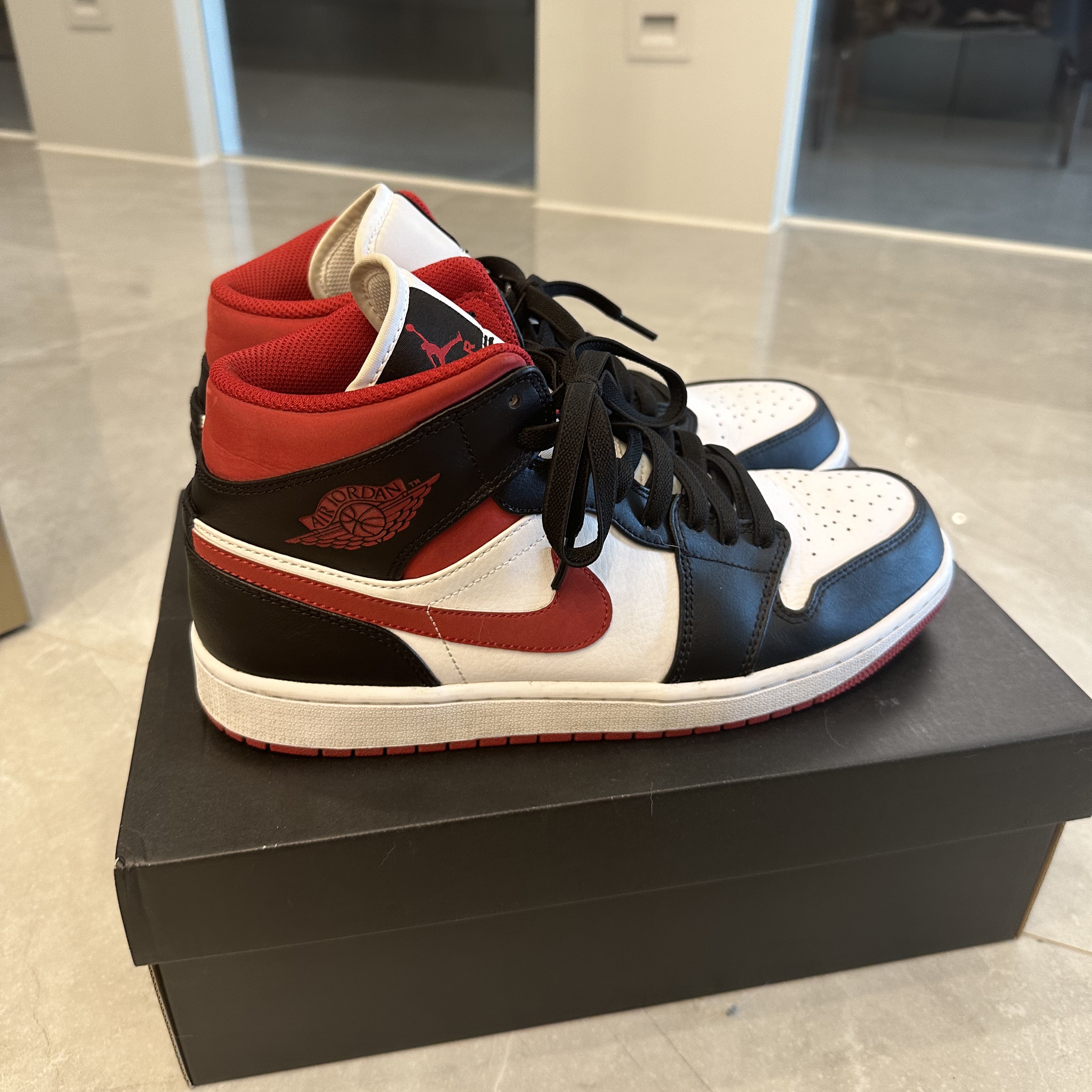Jordan 1 Mid Gym Red Black White 착용 스타일