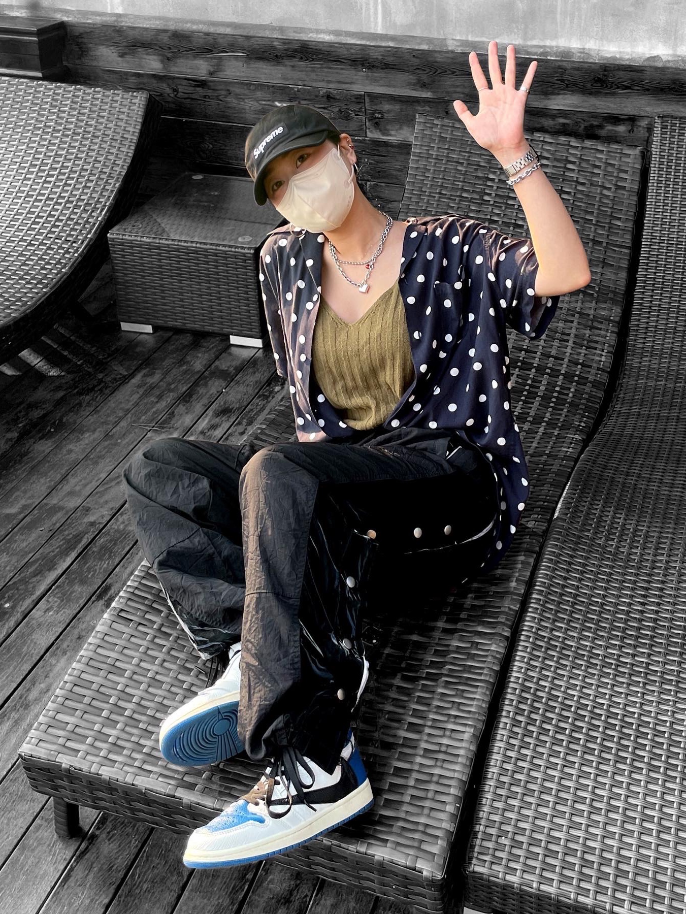 Jordan 1 x Travis Scott x Fragment Retro High OG SP Military Blue, Supreme Washed Chino Twill Camp Cap Black 착용 스타일 - 1