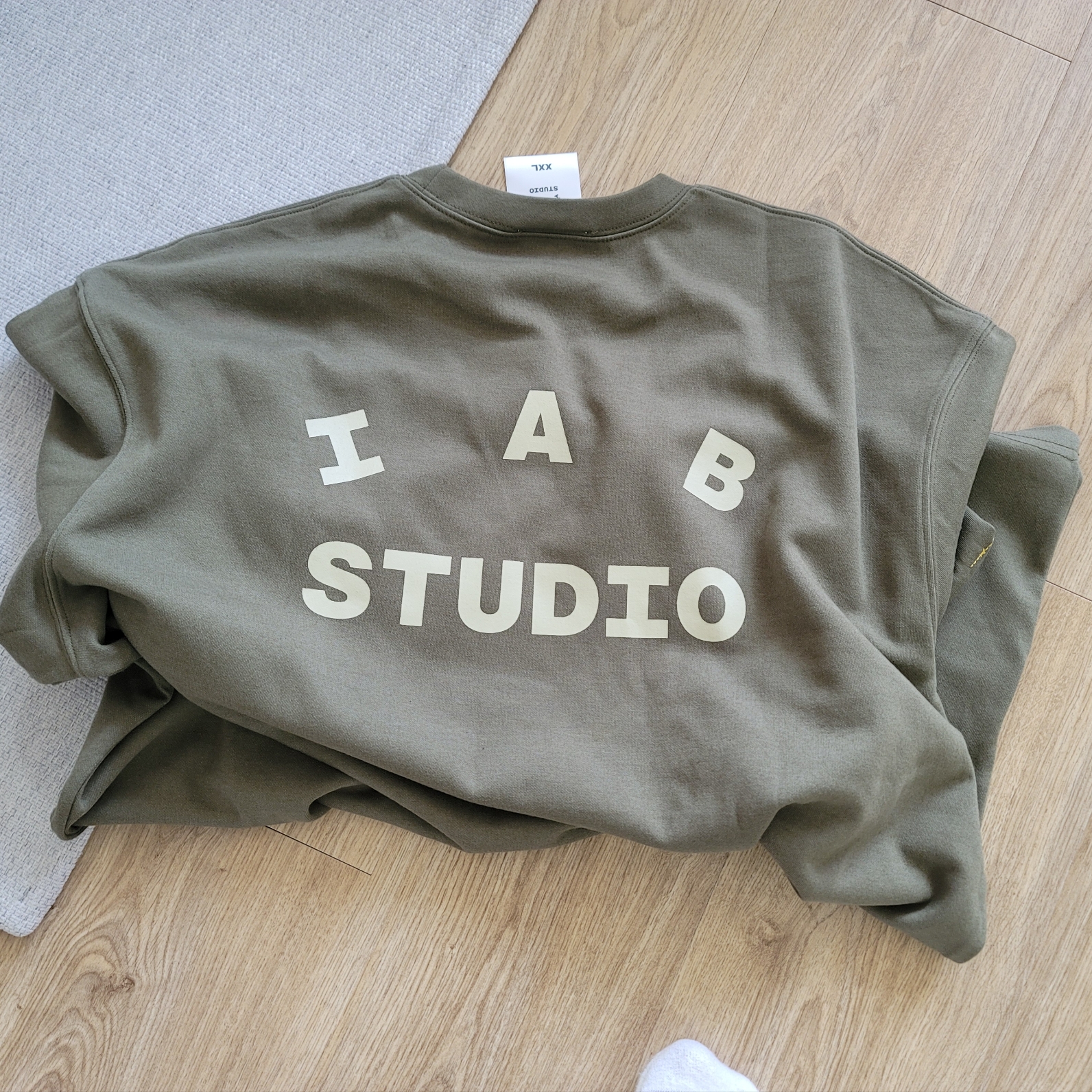 IAB Studio x D.P. T-Shirt Army Green 착용 스타일