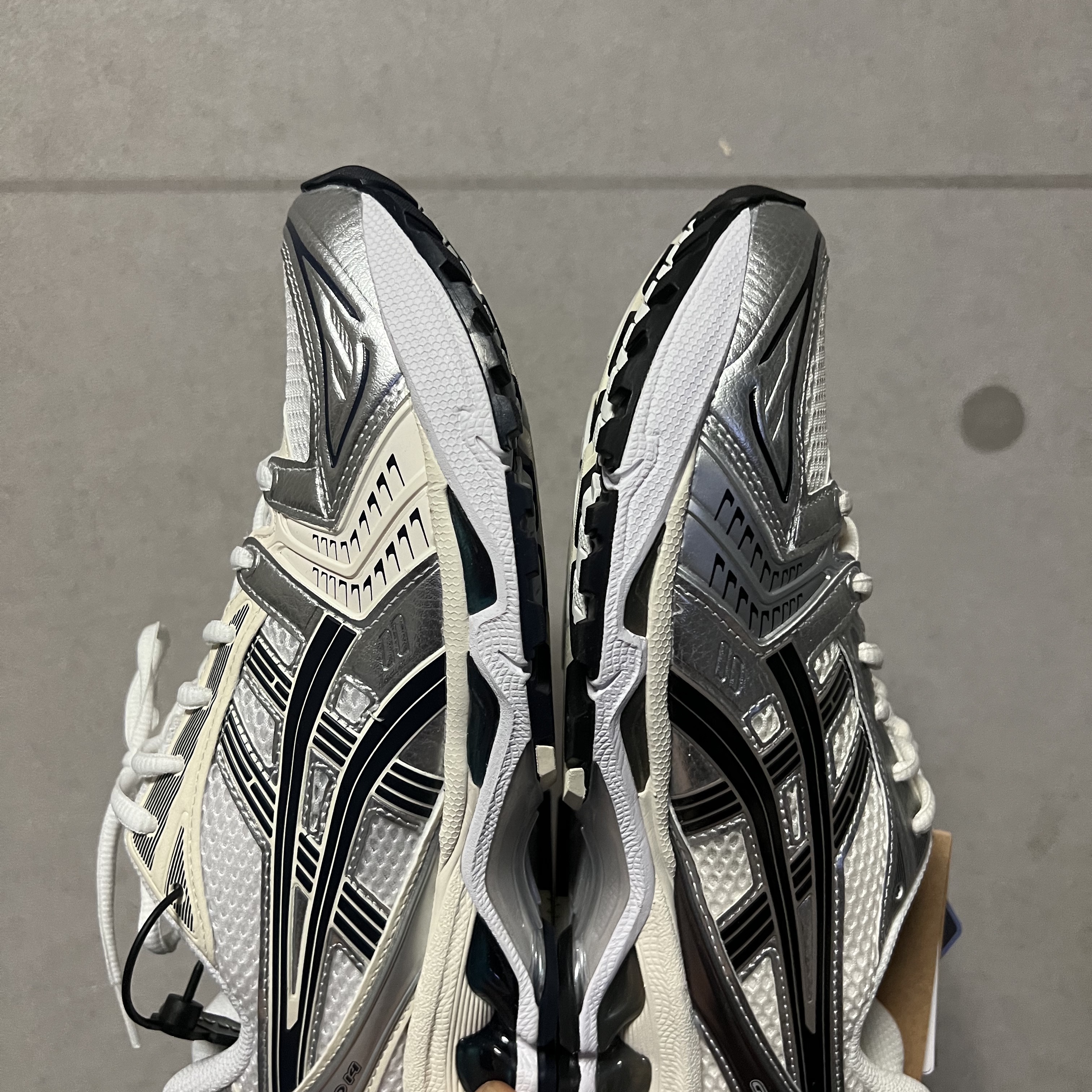 Asics Gel-Kayano 14 Cream Black, (W) Asics Gel-Kayano 14 White Midnight 착용 스타일 - 2
