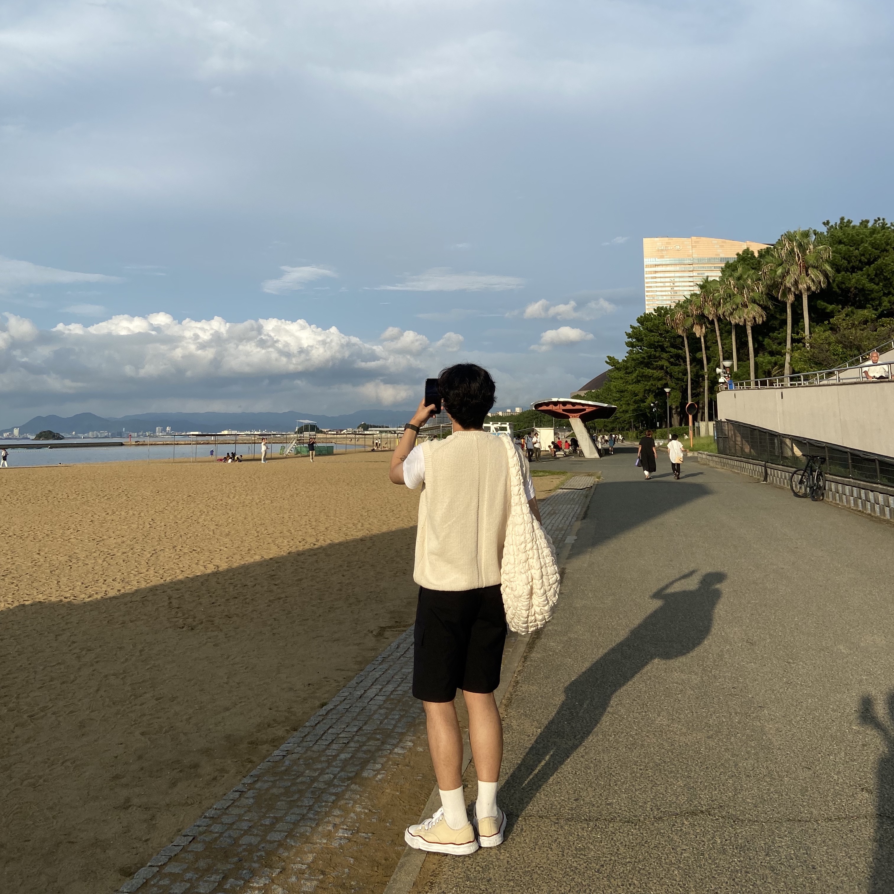 COS Quilted Oversized Shoulder Bag Off White Light Beige, Maison Mihara Yasuhiro Peterson OG Sole Canvas Low-top Sneakers Natural 착용 스타일 - 1