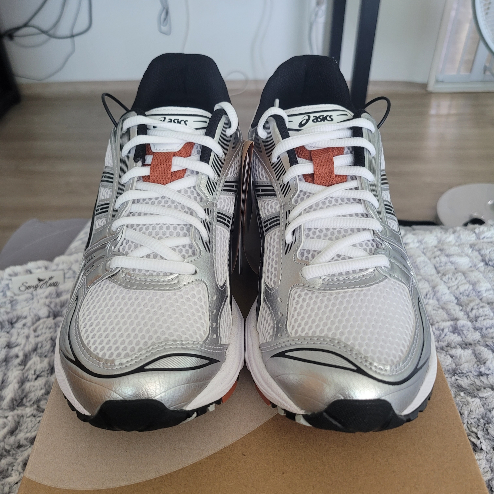 Asics Gel-Kayano 14 White Piquant Orange 착용 스타일 - 2