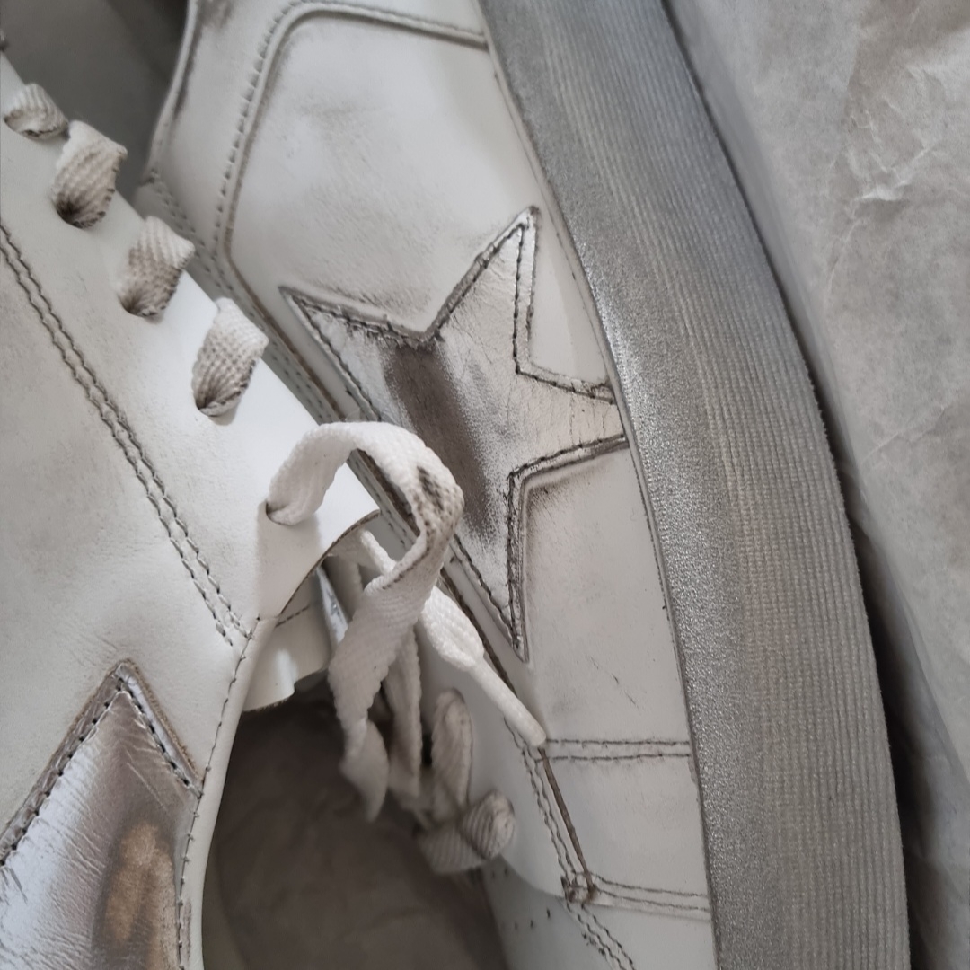 Golden Goose Stardan White Silver Heel Tab Sneakers 착용 스타일 - 1