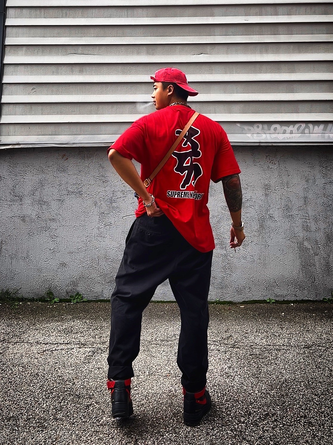Supreme Pigment Canvas S Logo 6-Panel Red - 23SS, Supreme x MLB Kanji Teams T-Shirt Yankees Red - 22FW 착용 스타일 - 1