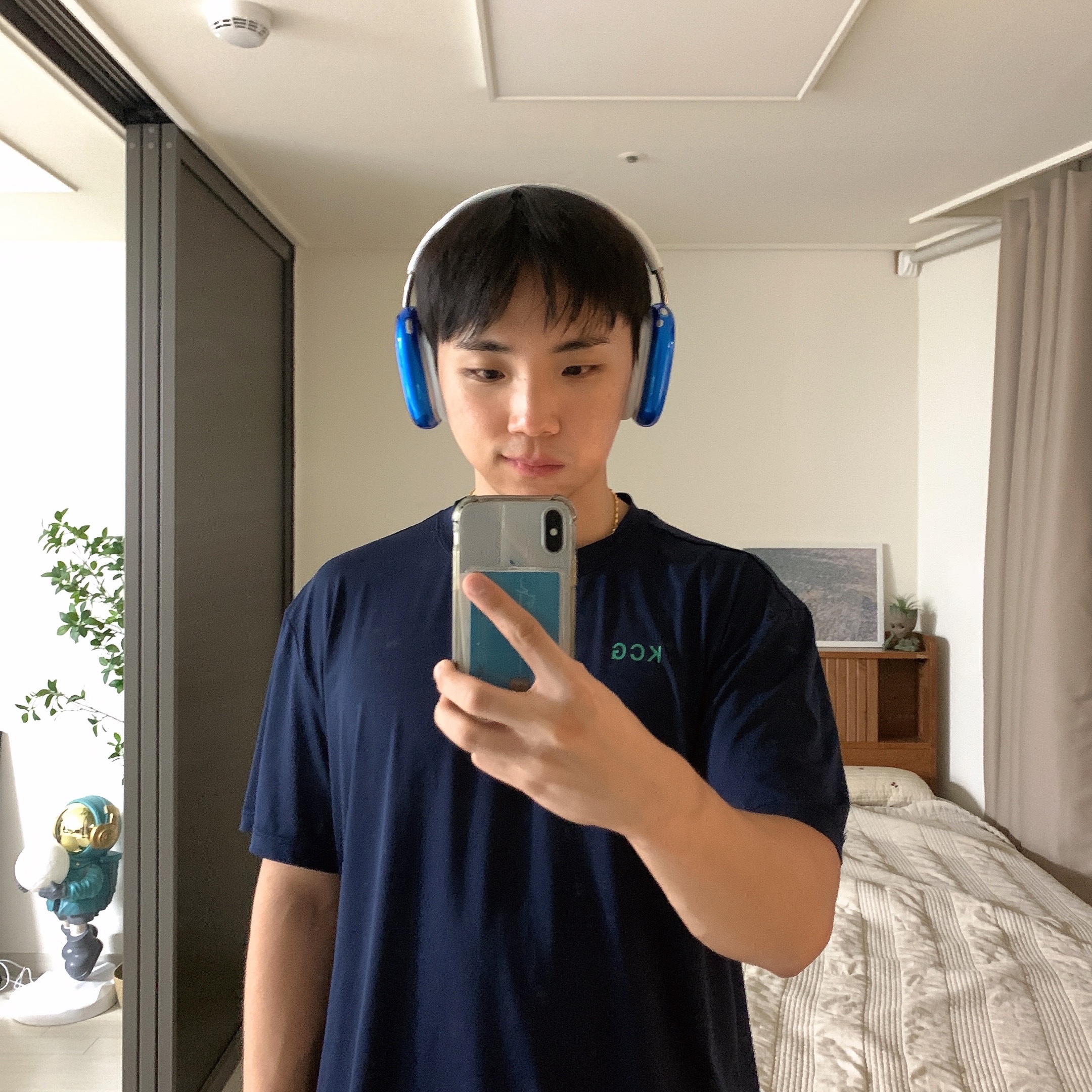 Ader Error Standic AirPods Max Case Z-Blue 착용 스타일