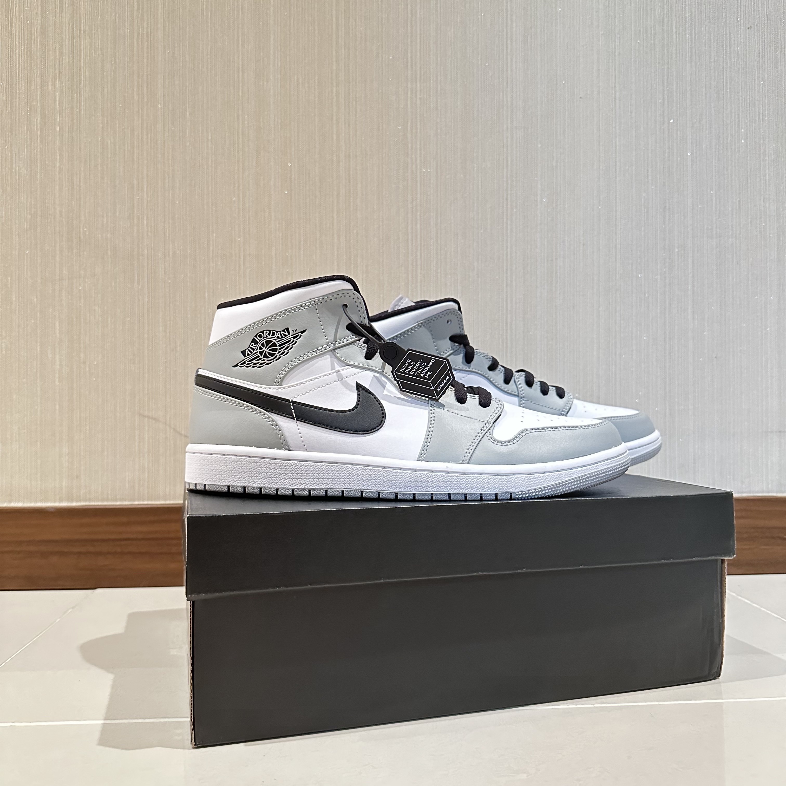 Jordan 1 Mid Light Smoke Grey 착용 스타일 - 1