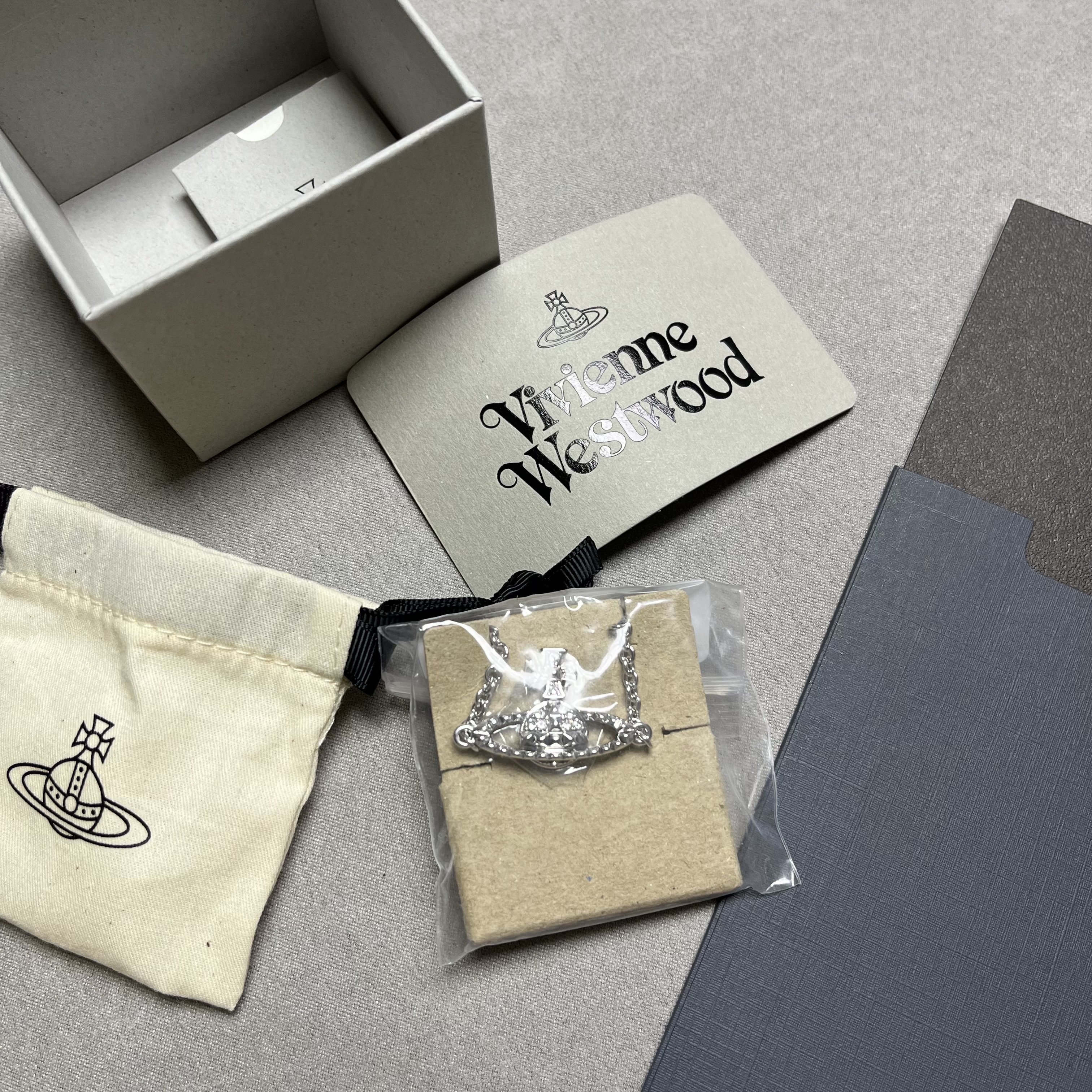 Vivienne Westwood Mayfair Bas Relief Bracelet Silver 착용 스타일 - 2