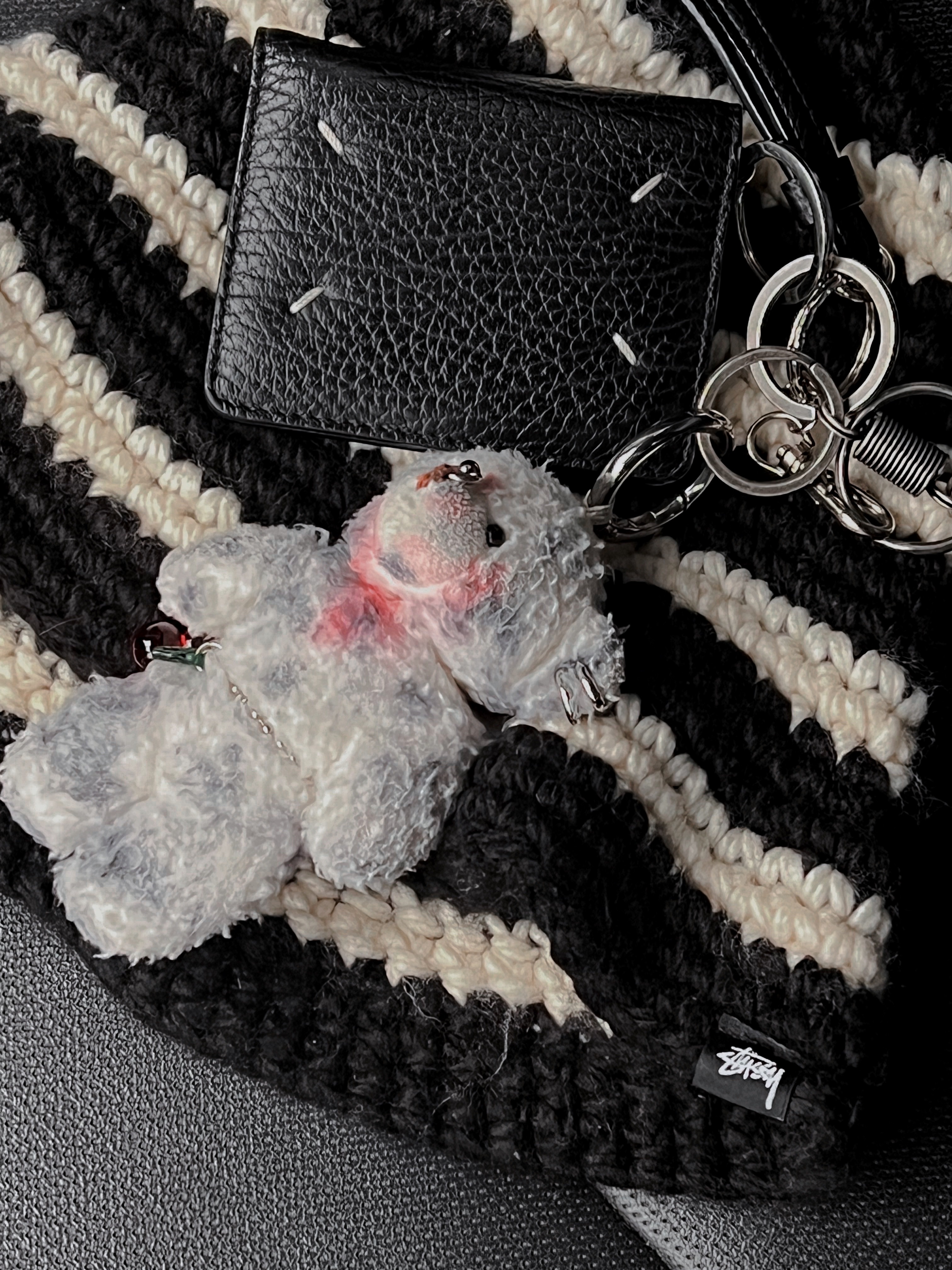 Maison Margiela Keyring Wallet Black, Stussy Swirl Knit Bucket Hat Black 착용 스타일