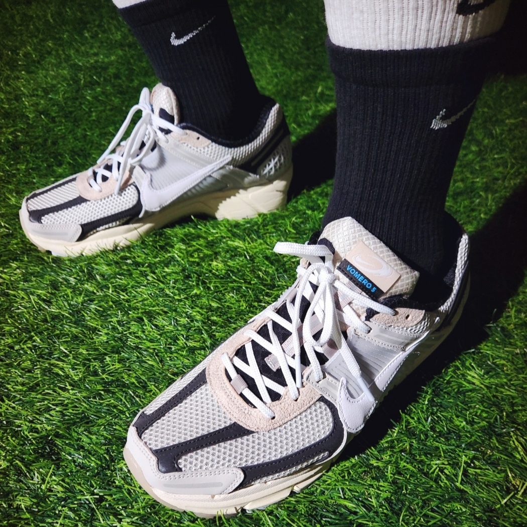 Nike Zoom Vomero 5 Light Bone and Black 착용 스타일 - 5