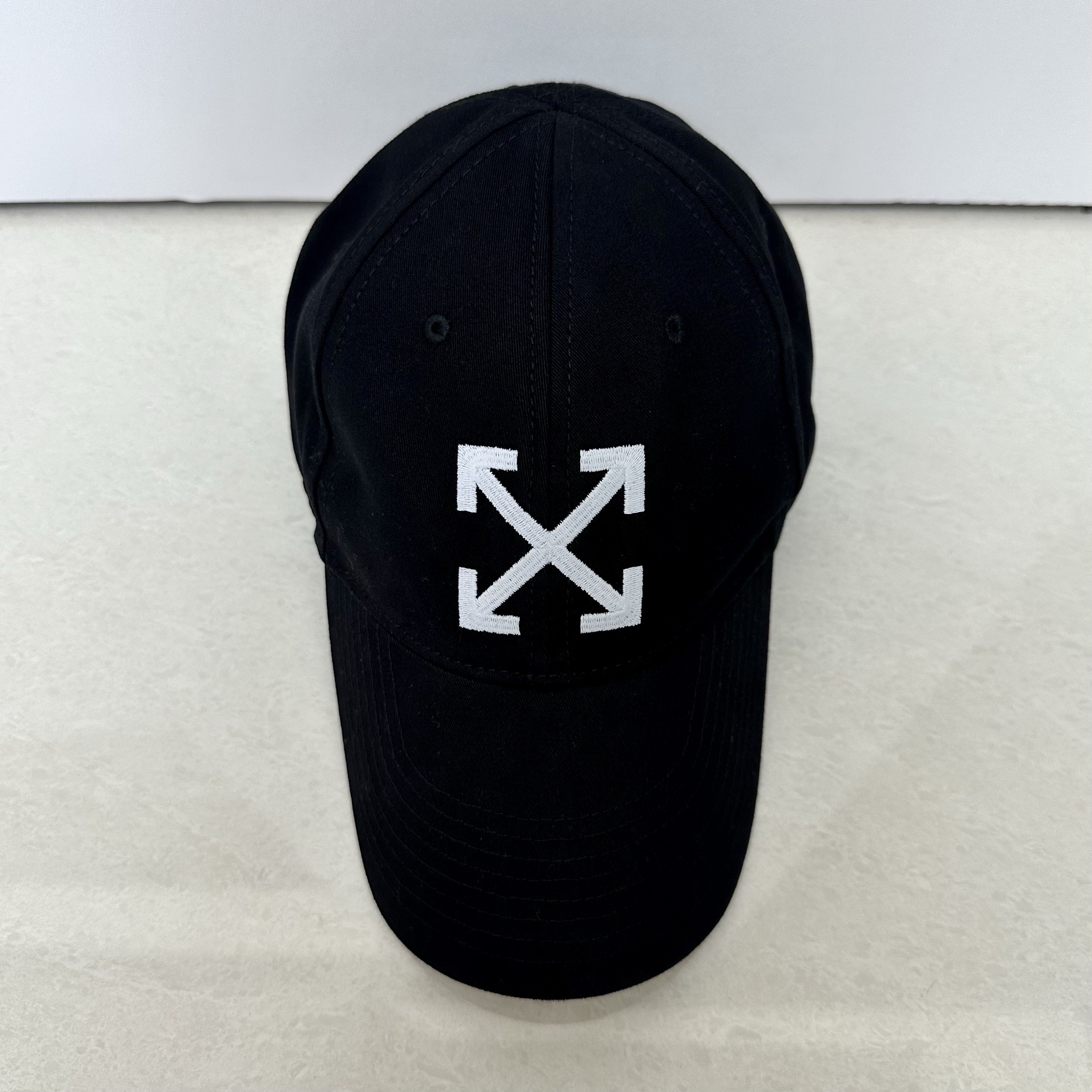 Off-White Arrow Baseball Cap Black, Off-White Arrow Baseball Cap Black White 착용 스타일 - 1