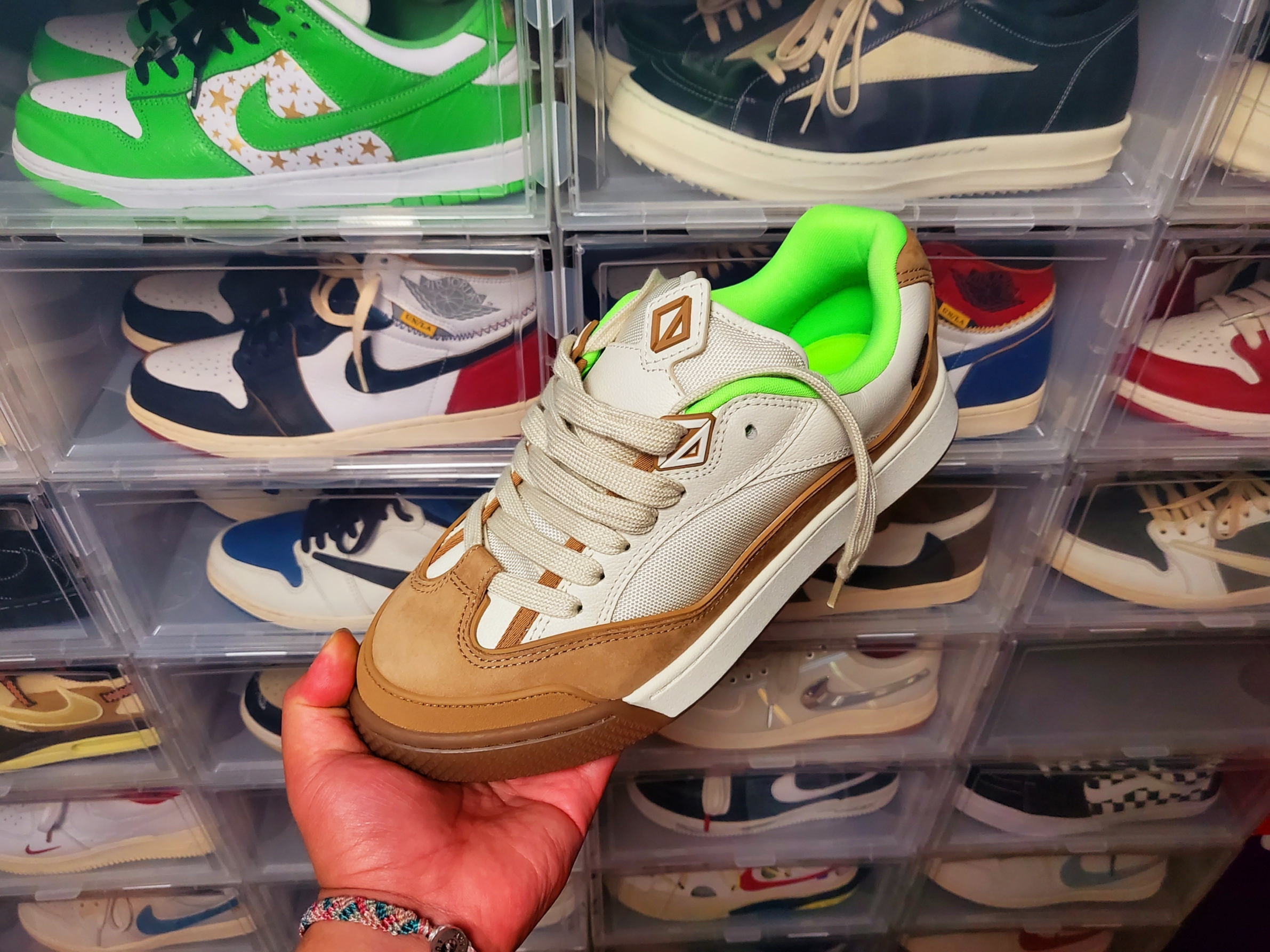 Dior x Cactus Jack B713 Sneakers Cream Coffee 착용 스타일 - 1