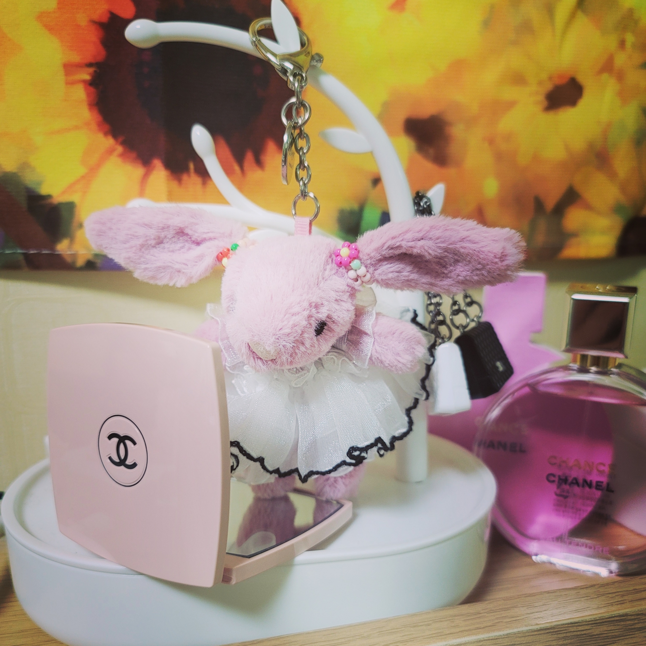 Chanel Codes Couleur Limited Edition Miroir Double Facettes 111 Ballerina, Jellycat Bashful Bunny Bag Charm Tulip 착용 스타일