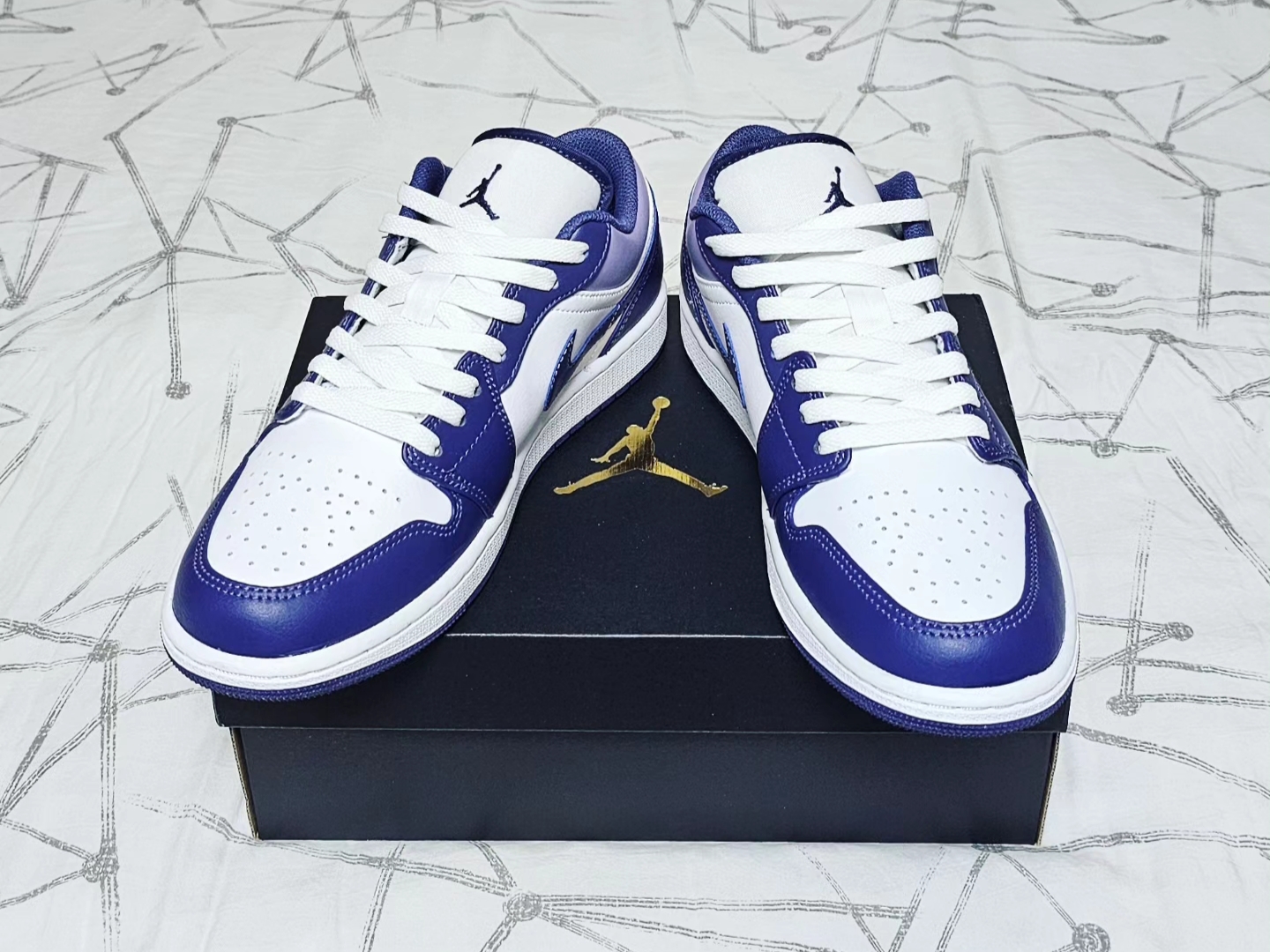 Jordan 1 Low Sky J Purple White 착용 스타일 - 3