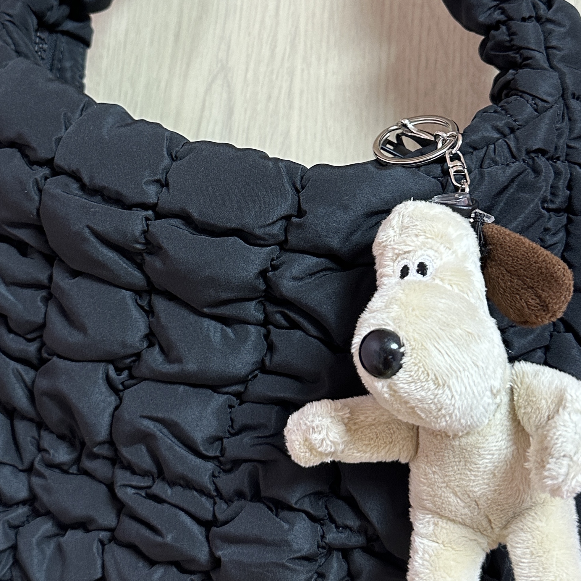 COS Quilted Mini Bag Black 착용 스타일